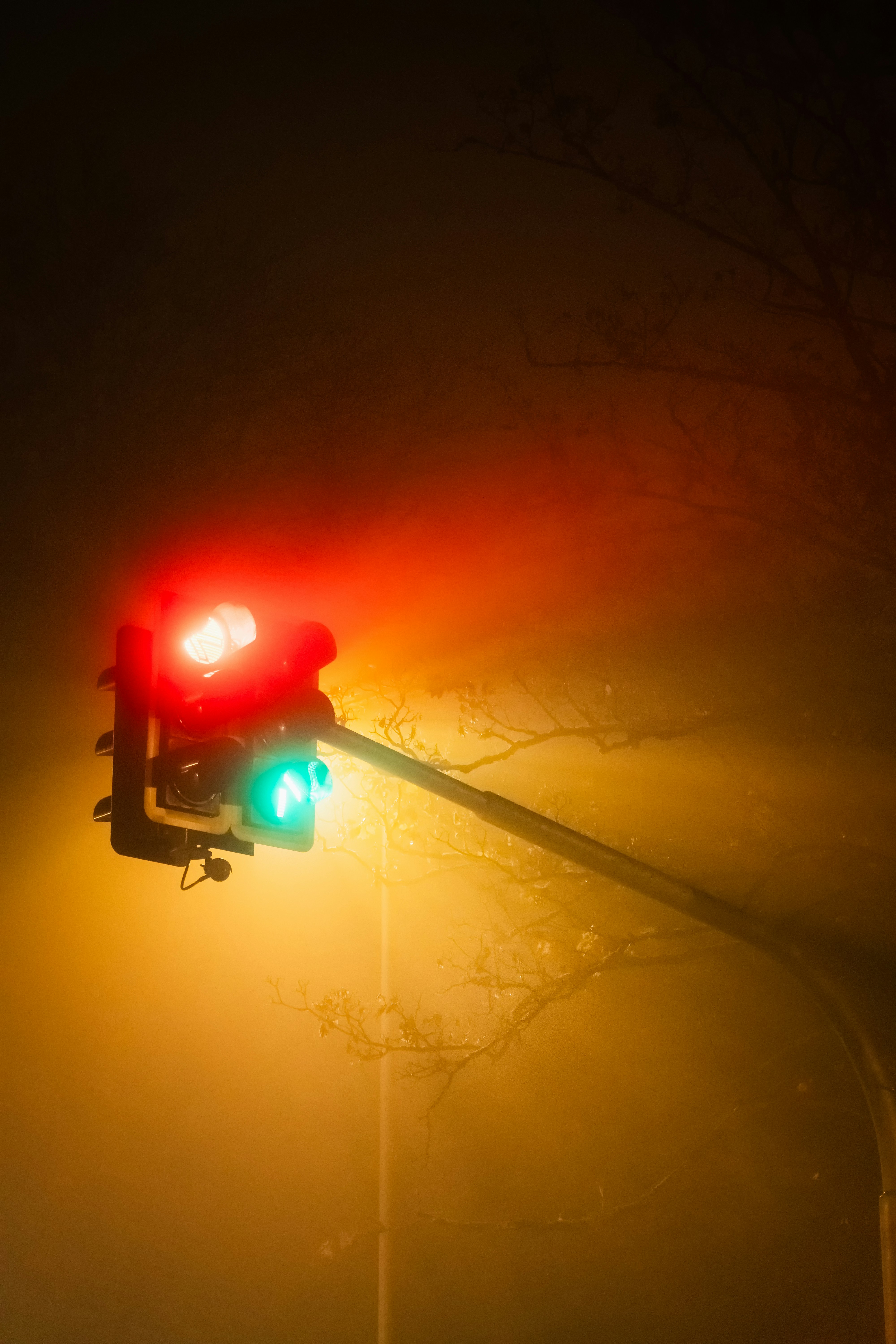Eine Ampel, die rot und grün ist