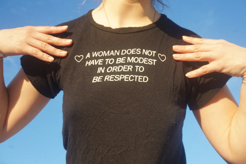 Mujer segura de sí misma con mensaje poderoso