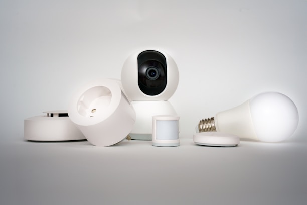 A group of electronic devices sitting on top of a table