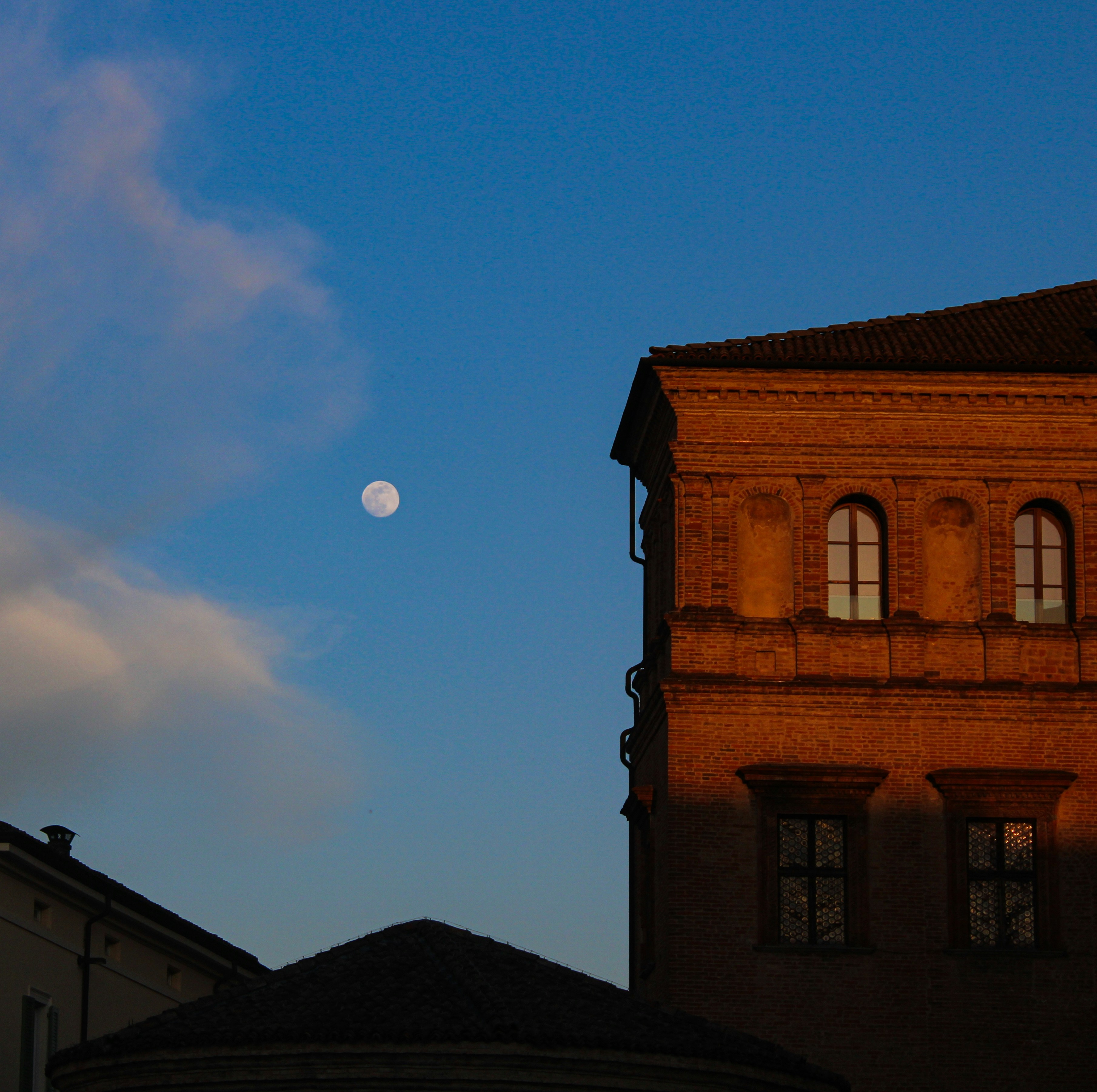 親愛的陌生人 - 告訴自己 以為很可以做到 但難

曾經 是那樣的習慣 有你 無論早晨 夜間

如今因水花激起 餘波蕩漾 不得不轉朝

然此 彷彿生活頓時少了平衡點 空空的 空空的<