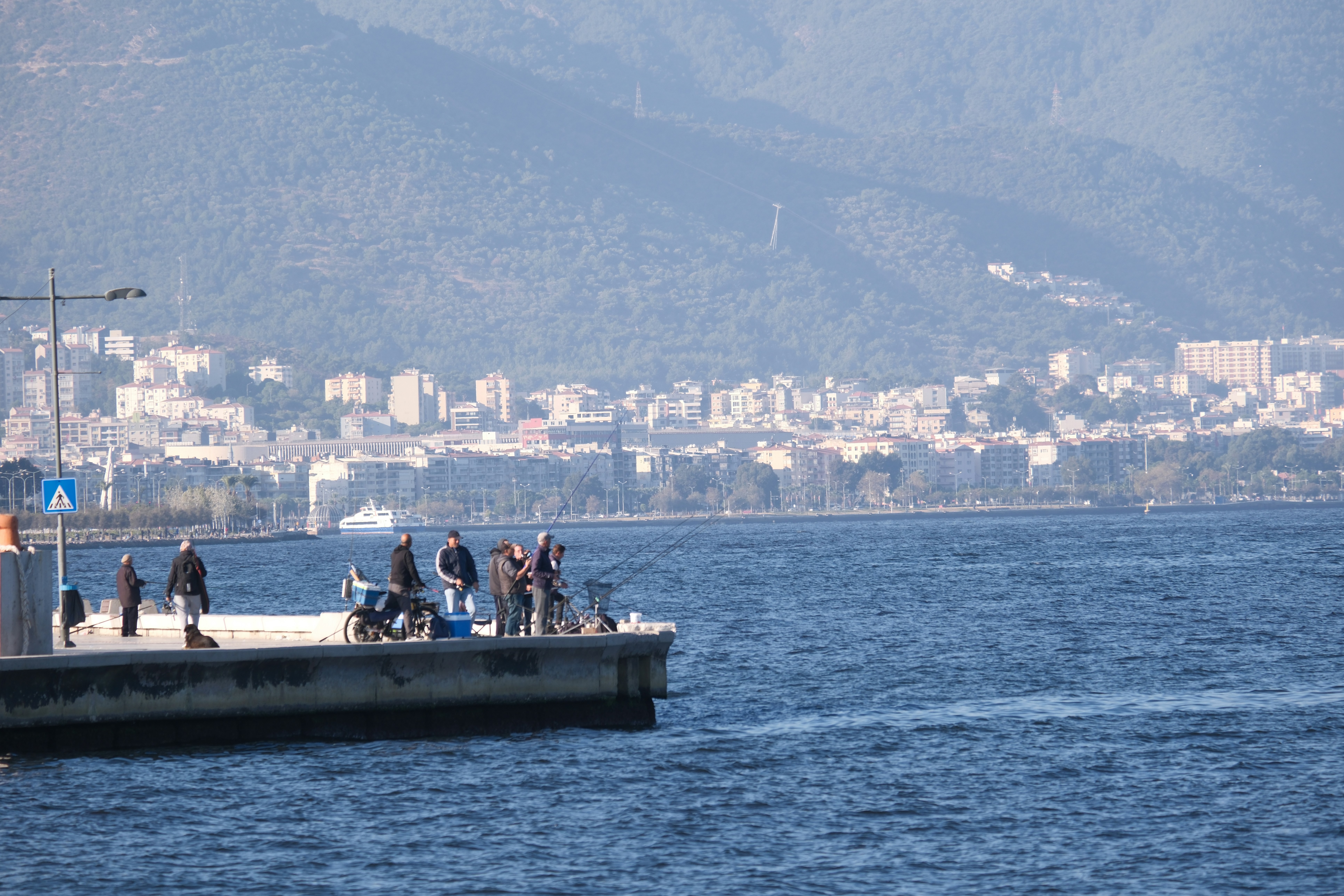Um grupo de pessoas em um barco na água