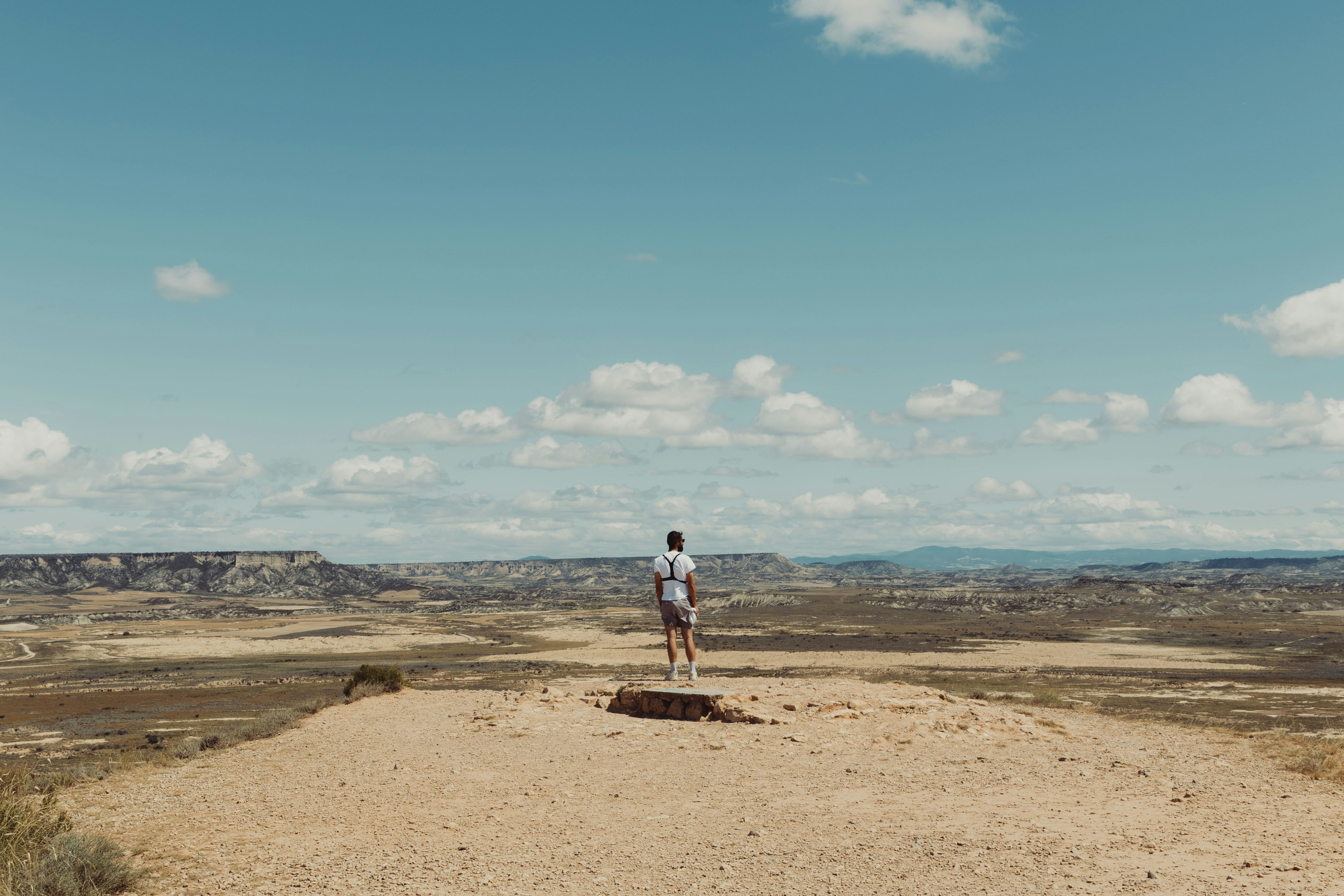Un hombre parado en la cima de un camino de tierra