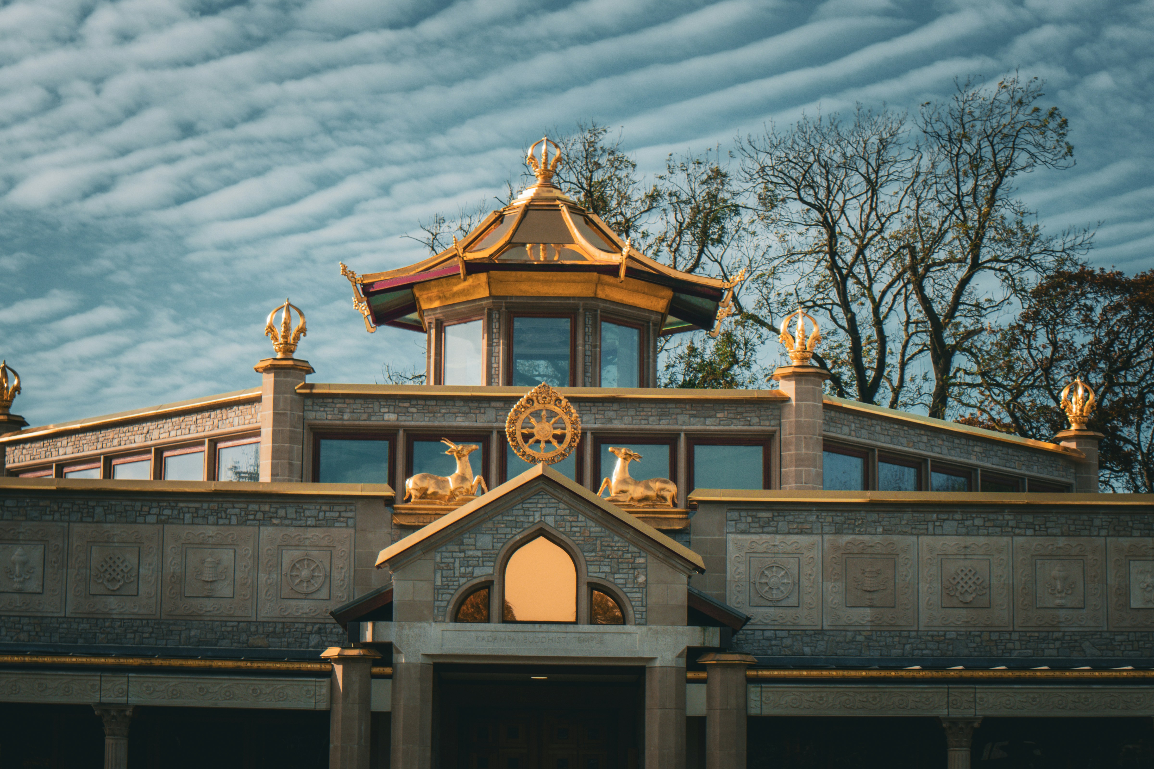 Um grande edifício com um relógio no topo