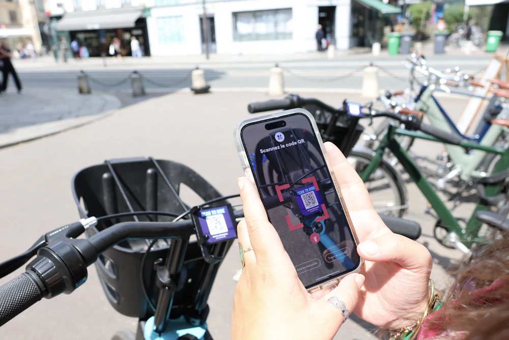 Разблокировка транспорта по QR-коду в приложении — иллюстративное фото