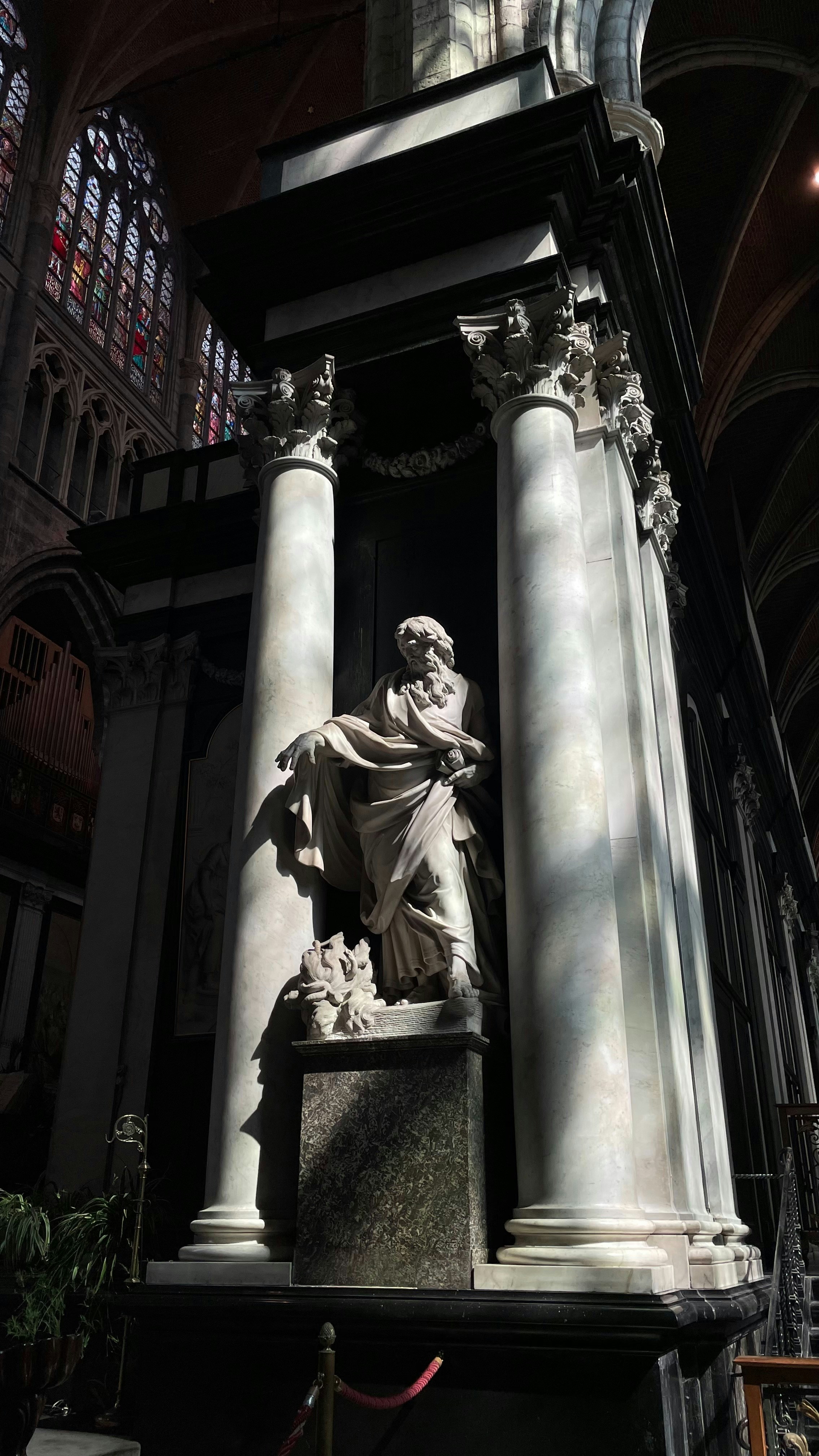 Una estatua de un hombre en una catedral