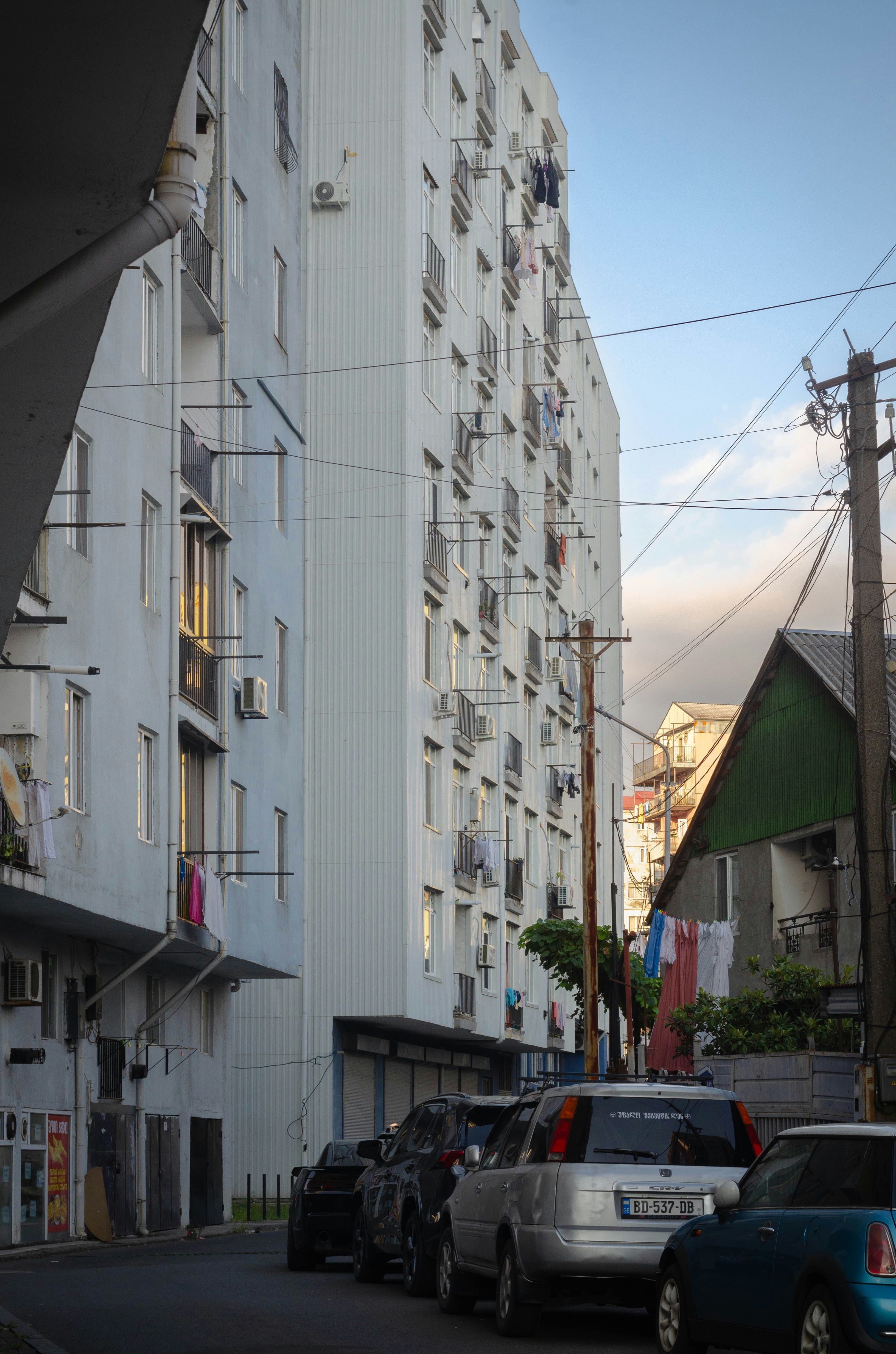 A city street filled with lots of traffic next to tall buildings