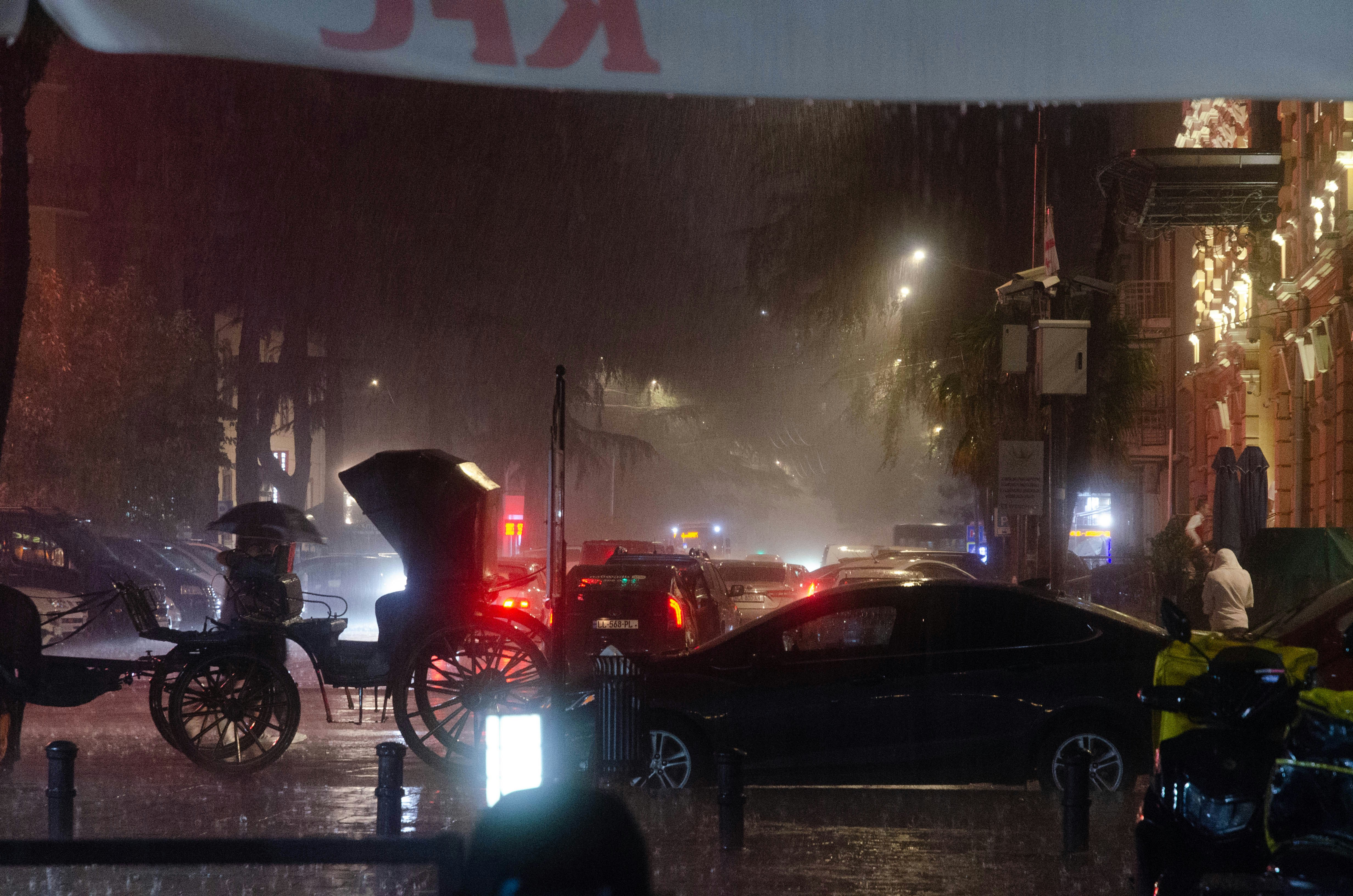 A city street filled with lots of traffic at night