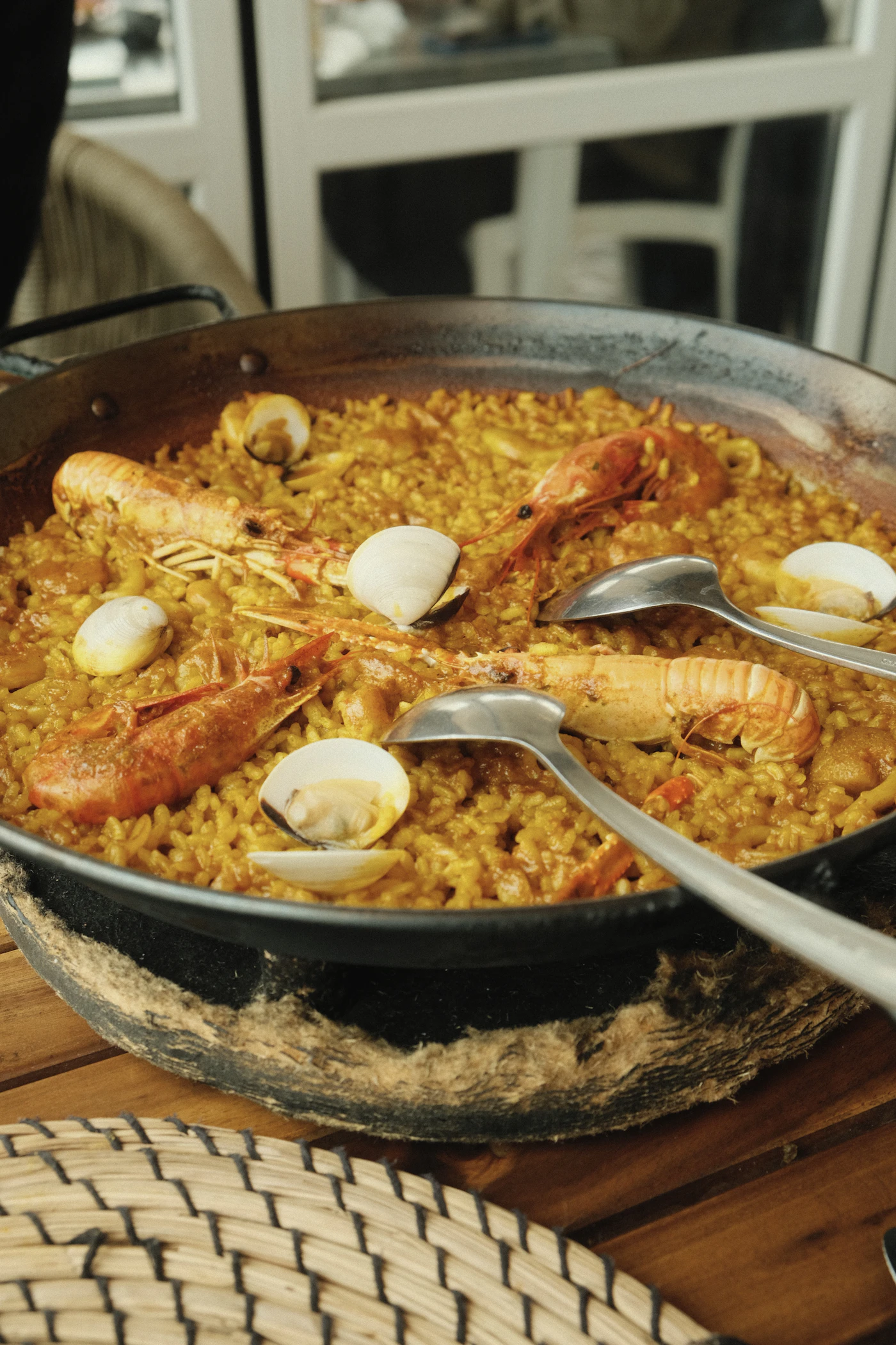Paella de marisco con langostinos y almejas