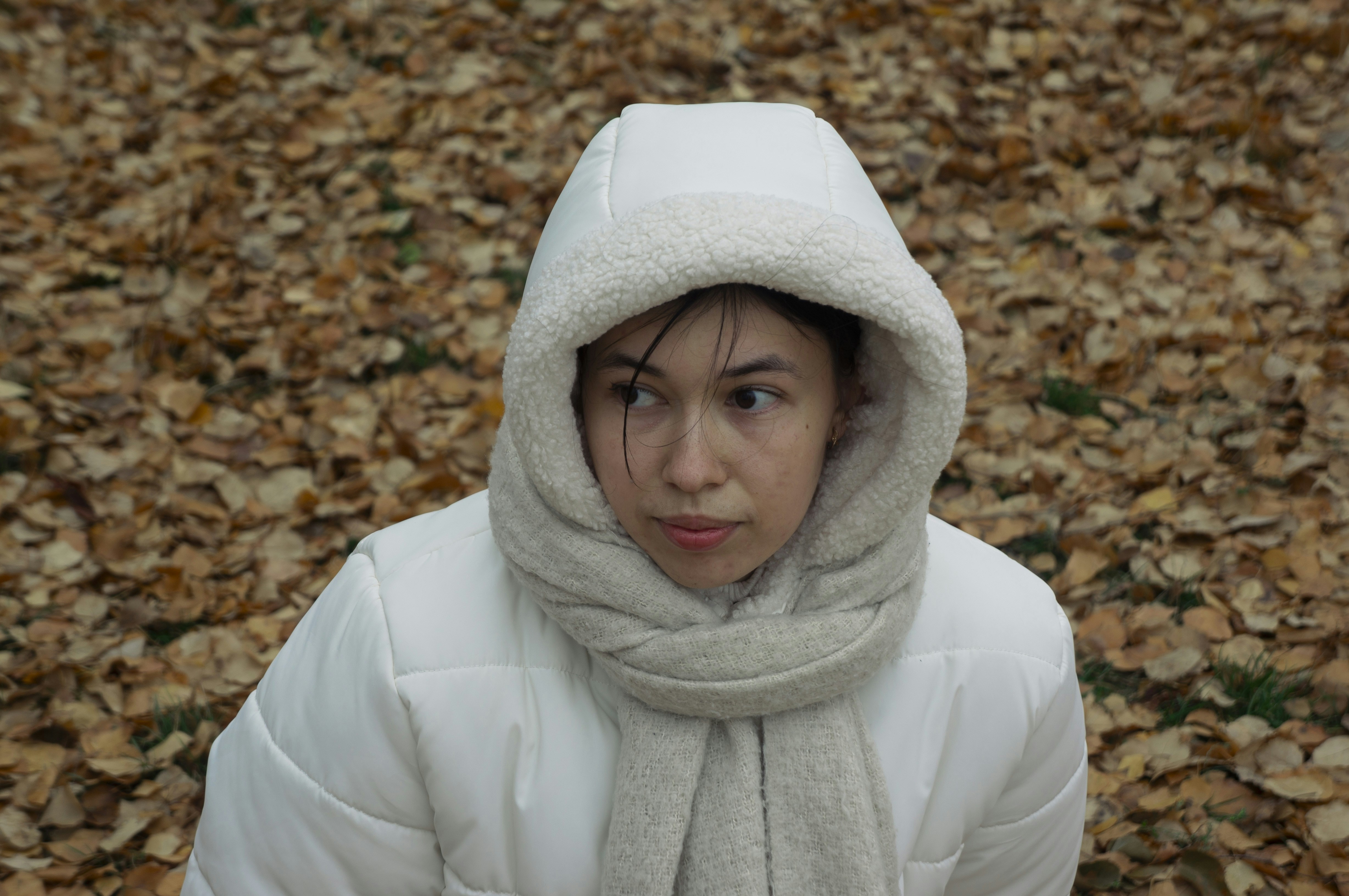 Eine Frau in einem weißen Mantel und einem weißen Schal