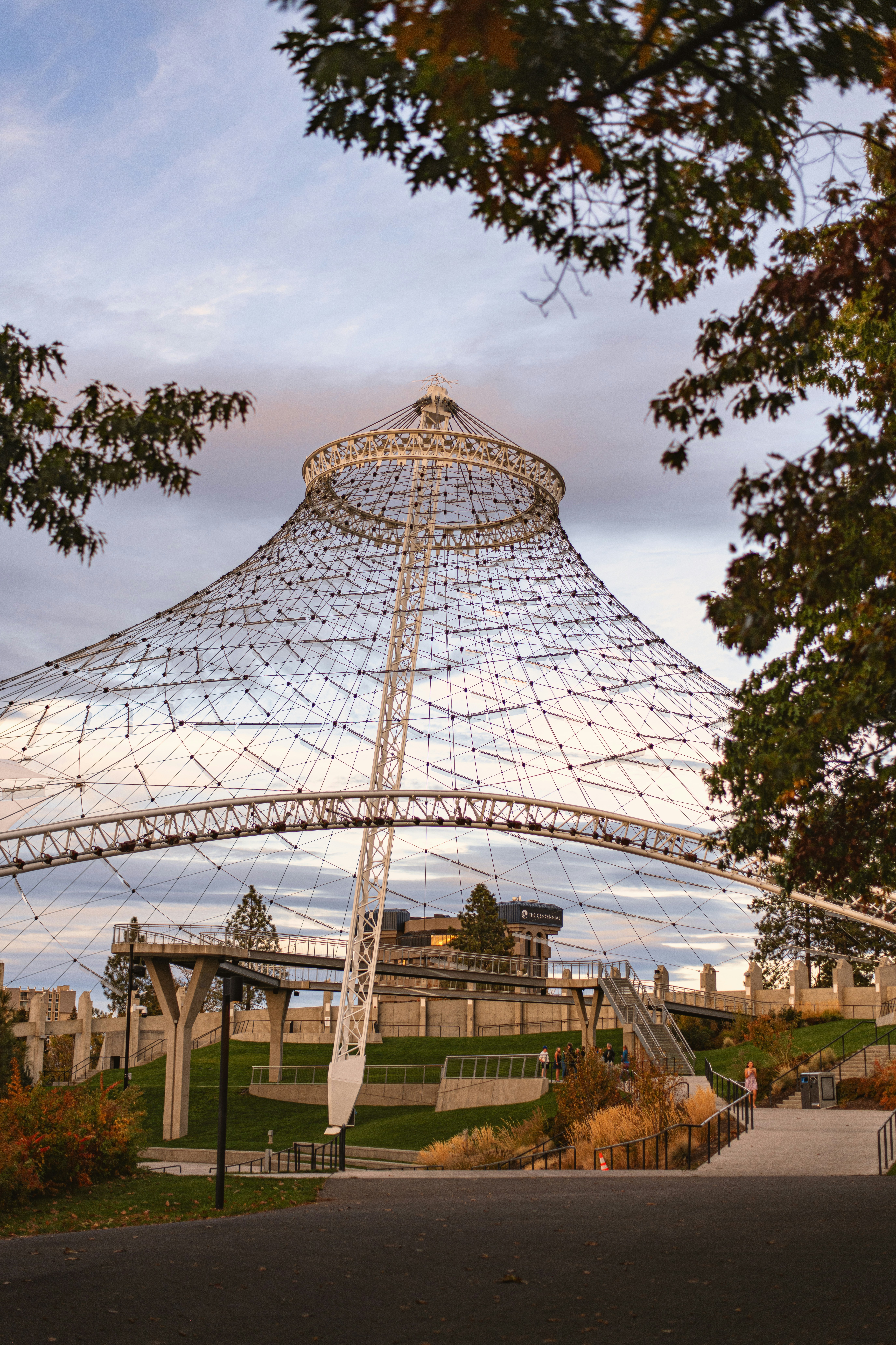 Eine große Metallstruktur, die unter blauem Himmel sitzt