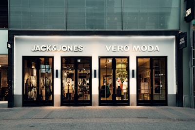 A very tall building with a bunch of windows