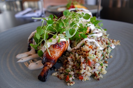 Prato nutritivo de quinoa com molho, acompanhado de carne suculenta. Refeição saudável e equilibrada