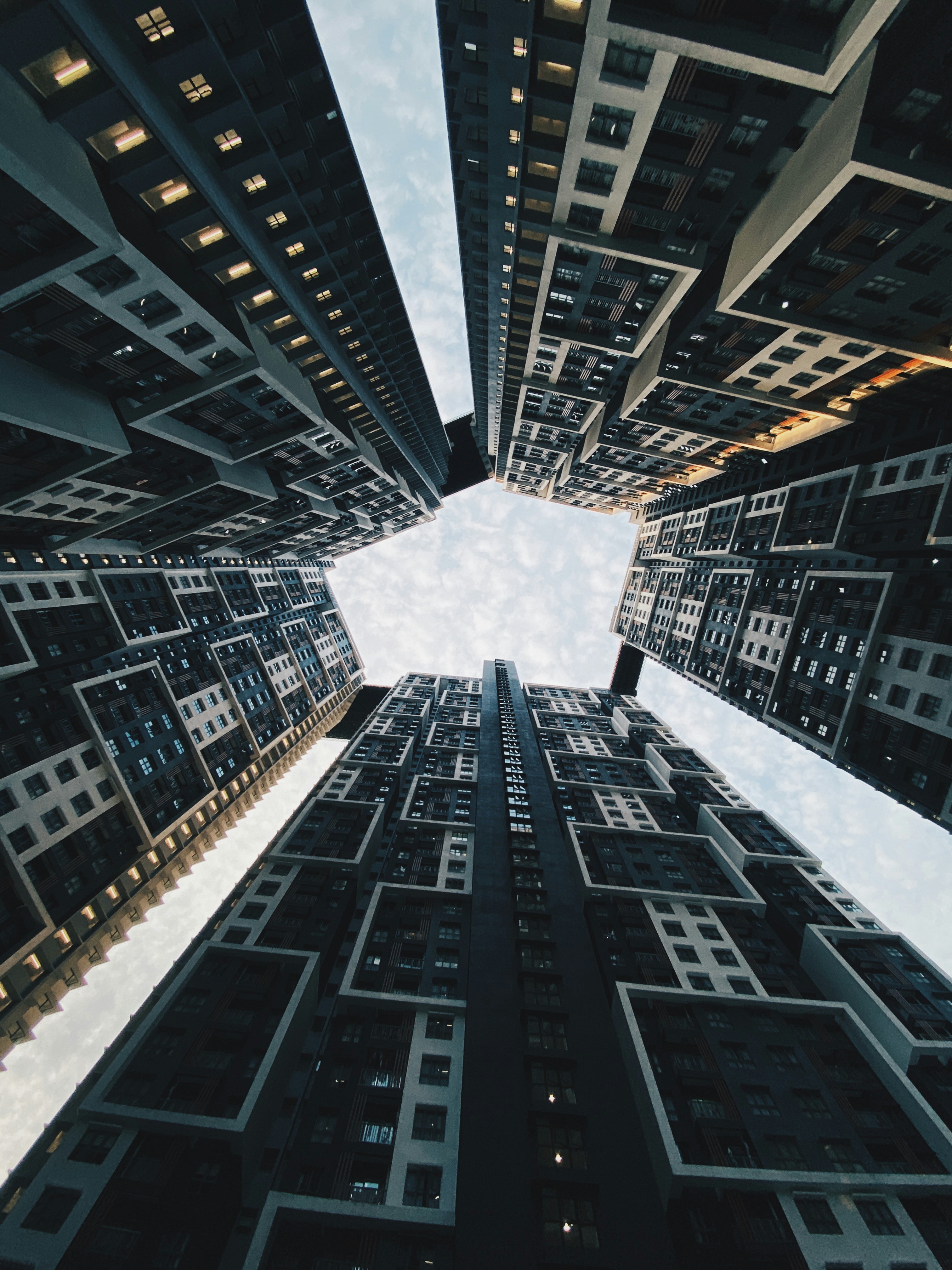 Regardant un groupe de grands bâtiments