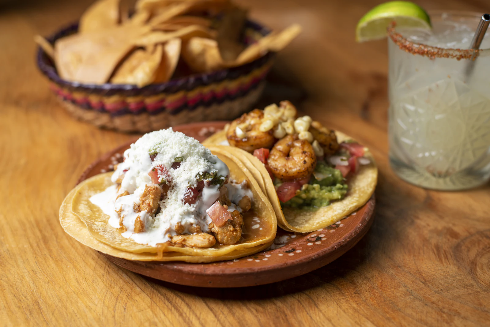 Tostadas y tacos de mariscos con una bebida