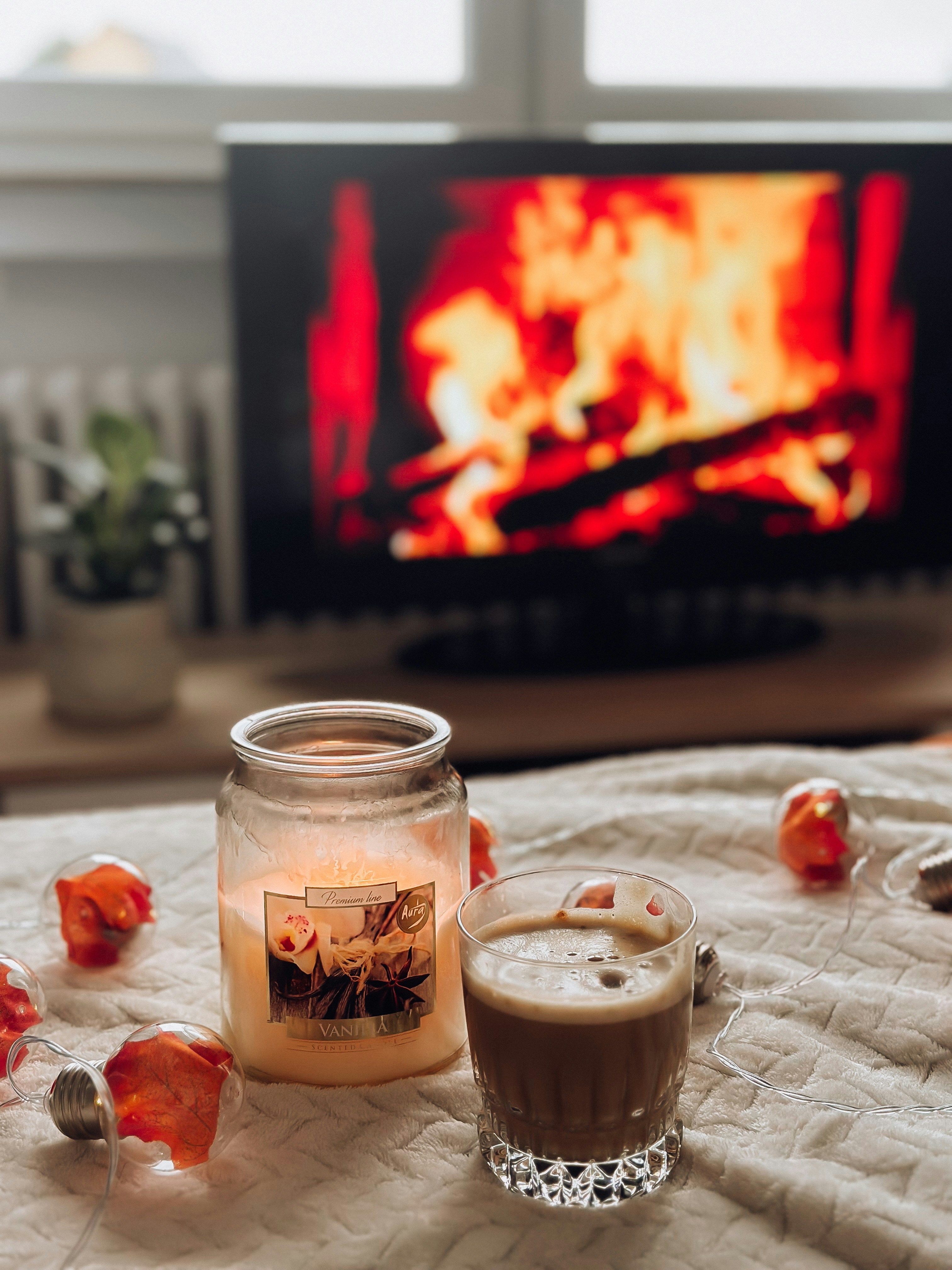 Un bicchiere di caffè seduto sopra un letto