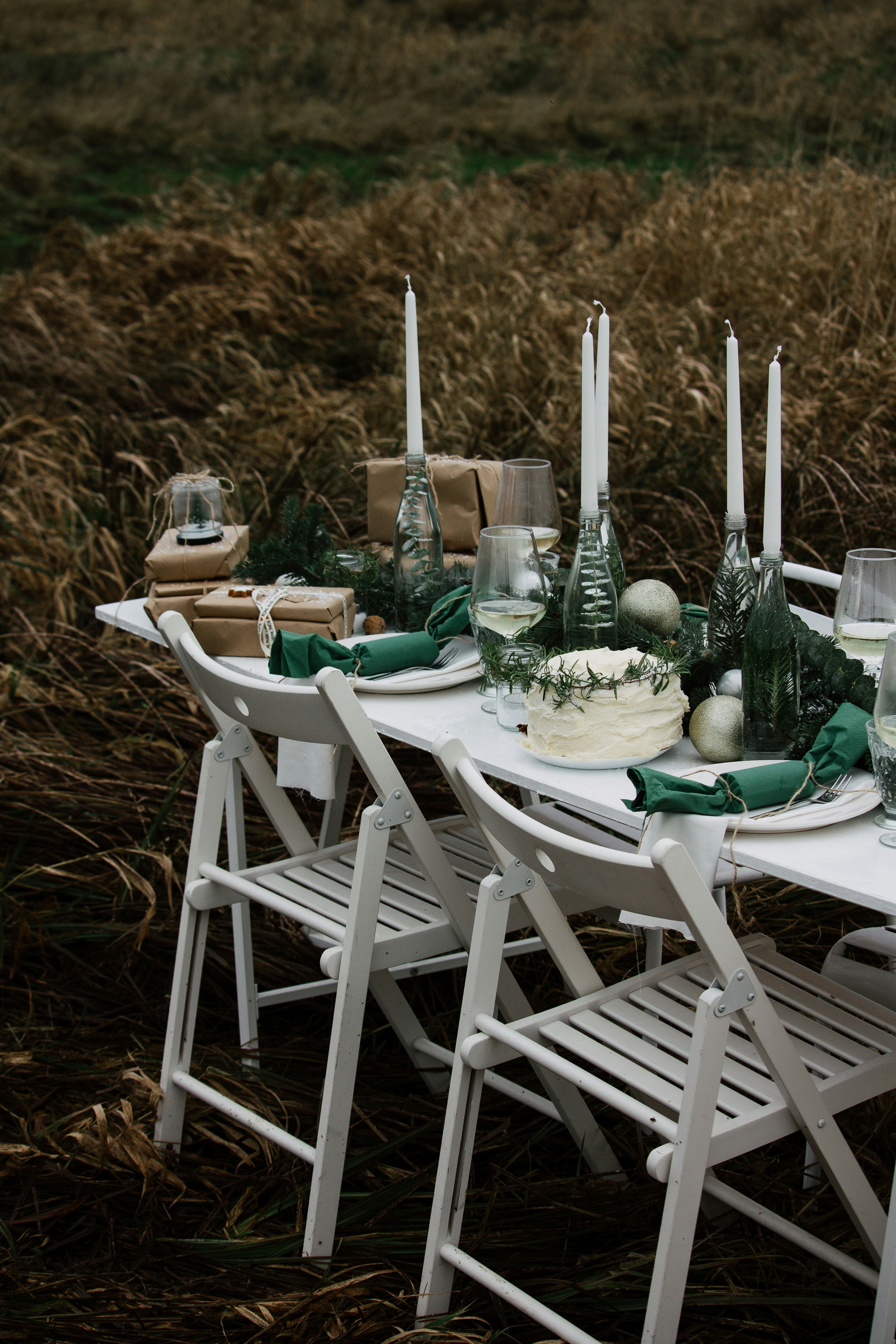 Una mesa con un pastel y velas