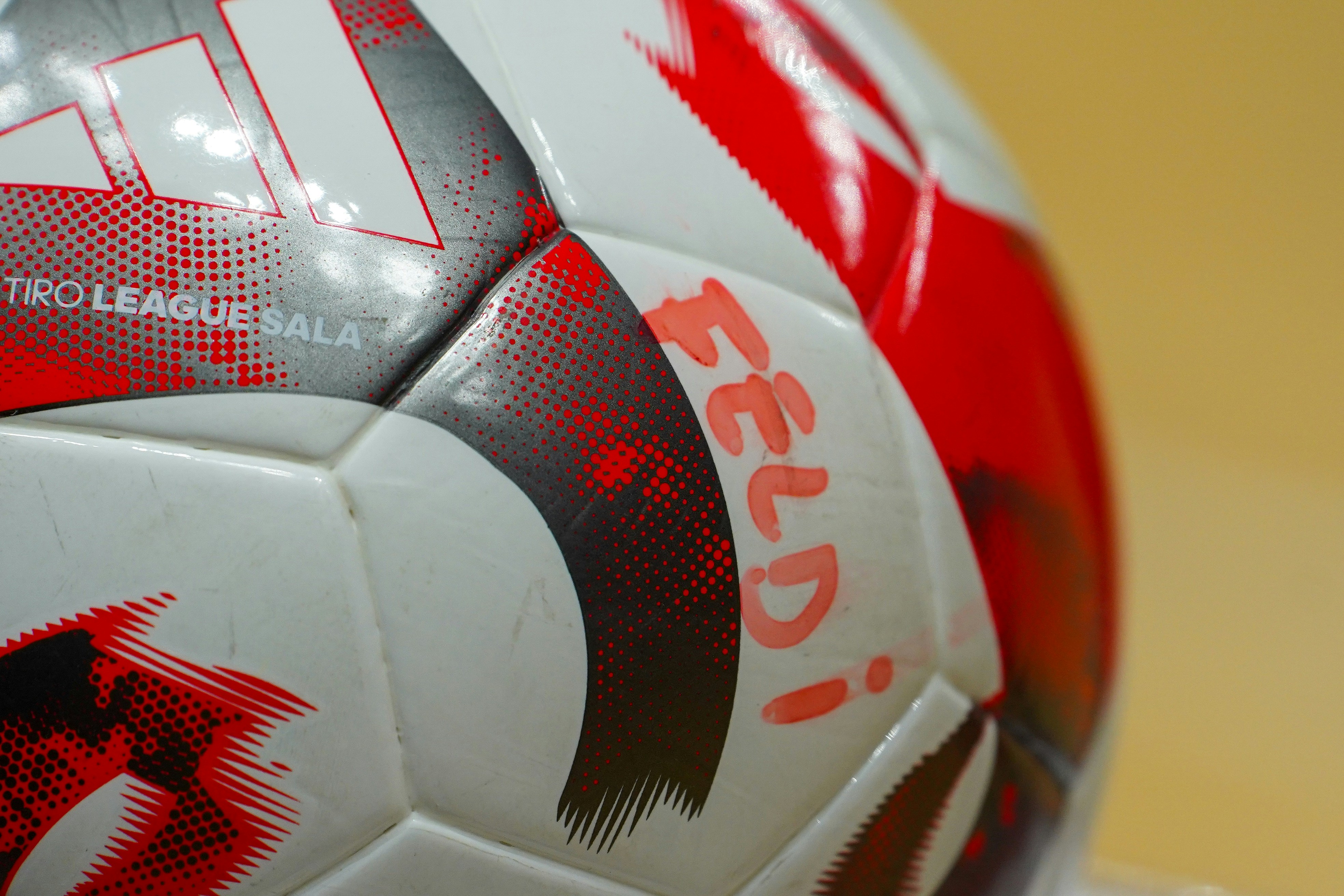 Close-up bola sepak di atas meja