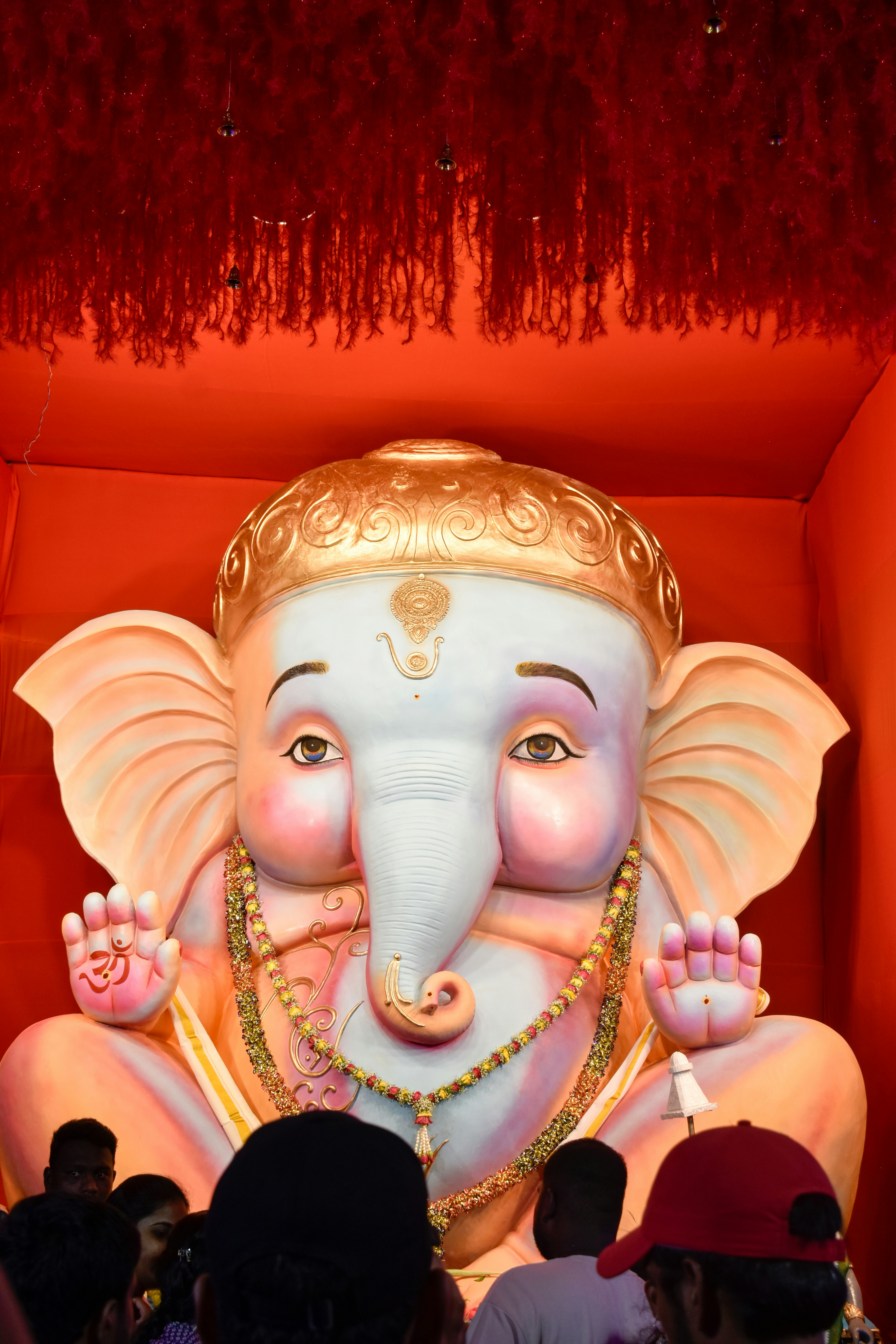 Eine Statue eines Elefanten in einem roten Raum