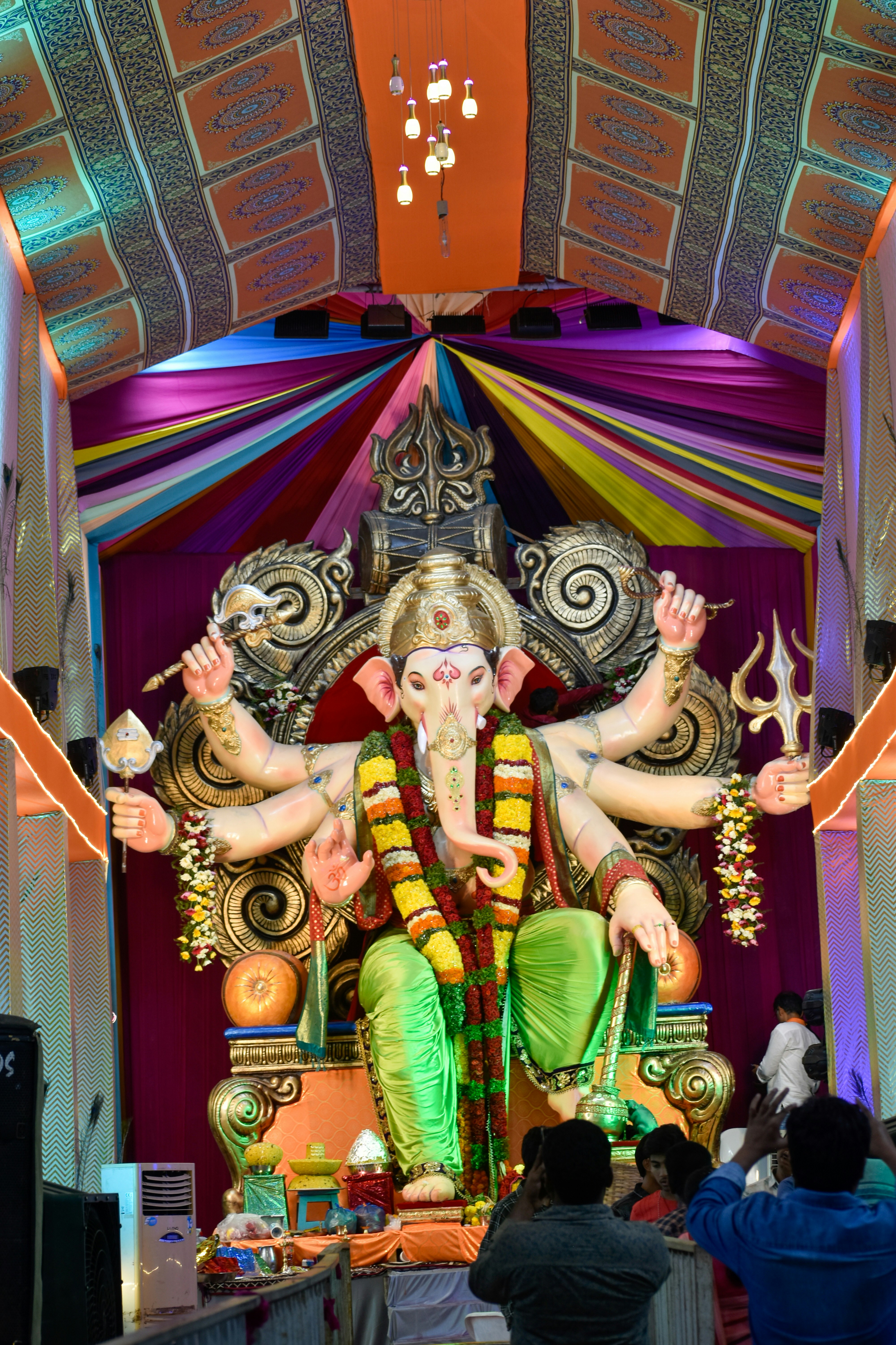 Eine Statue eines Mannes, der auf einem Elefanten sitzt