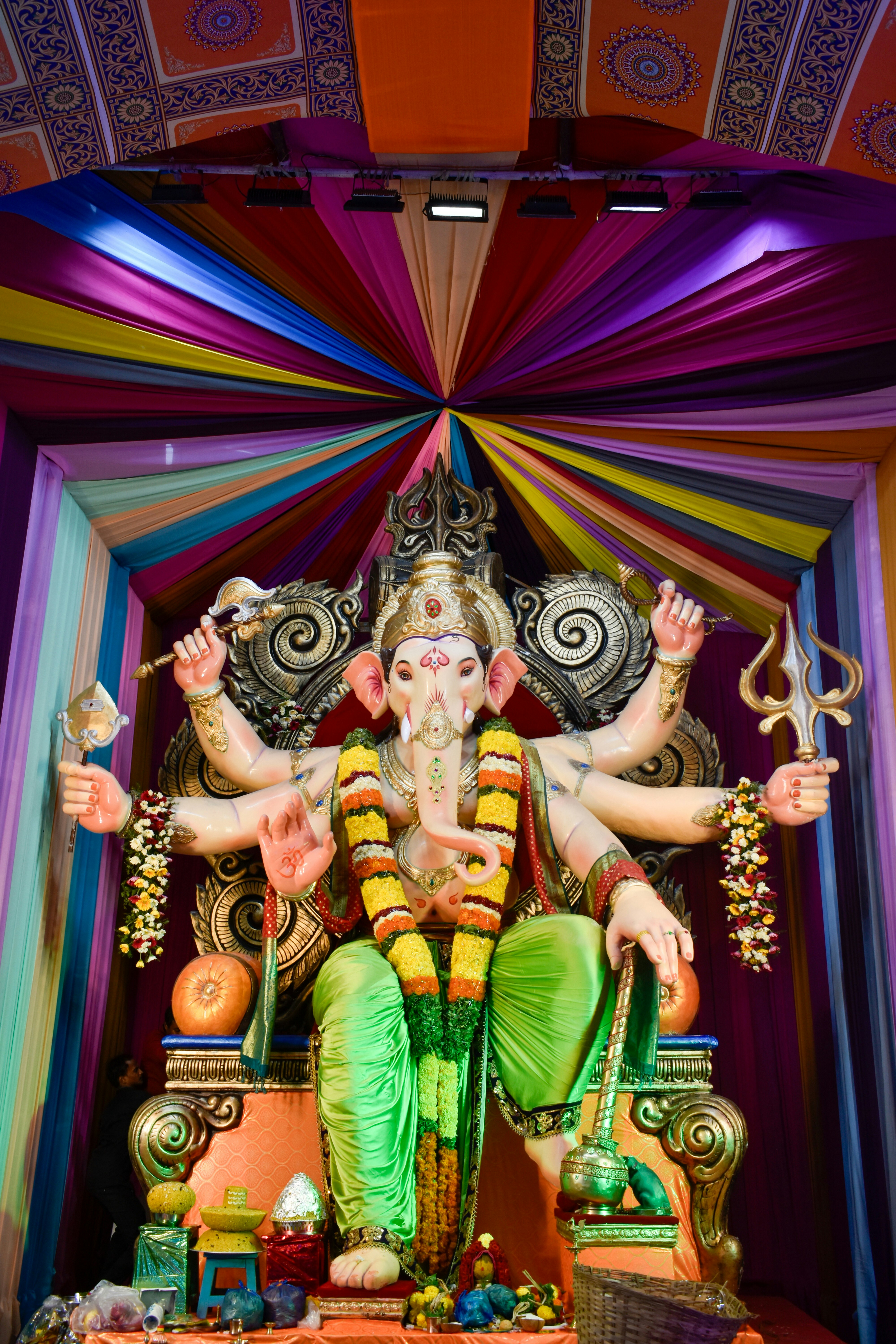 Eine Statue eines Mannes, der auf einem Stuhl sitzt