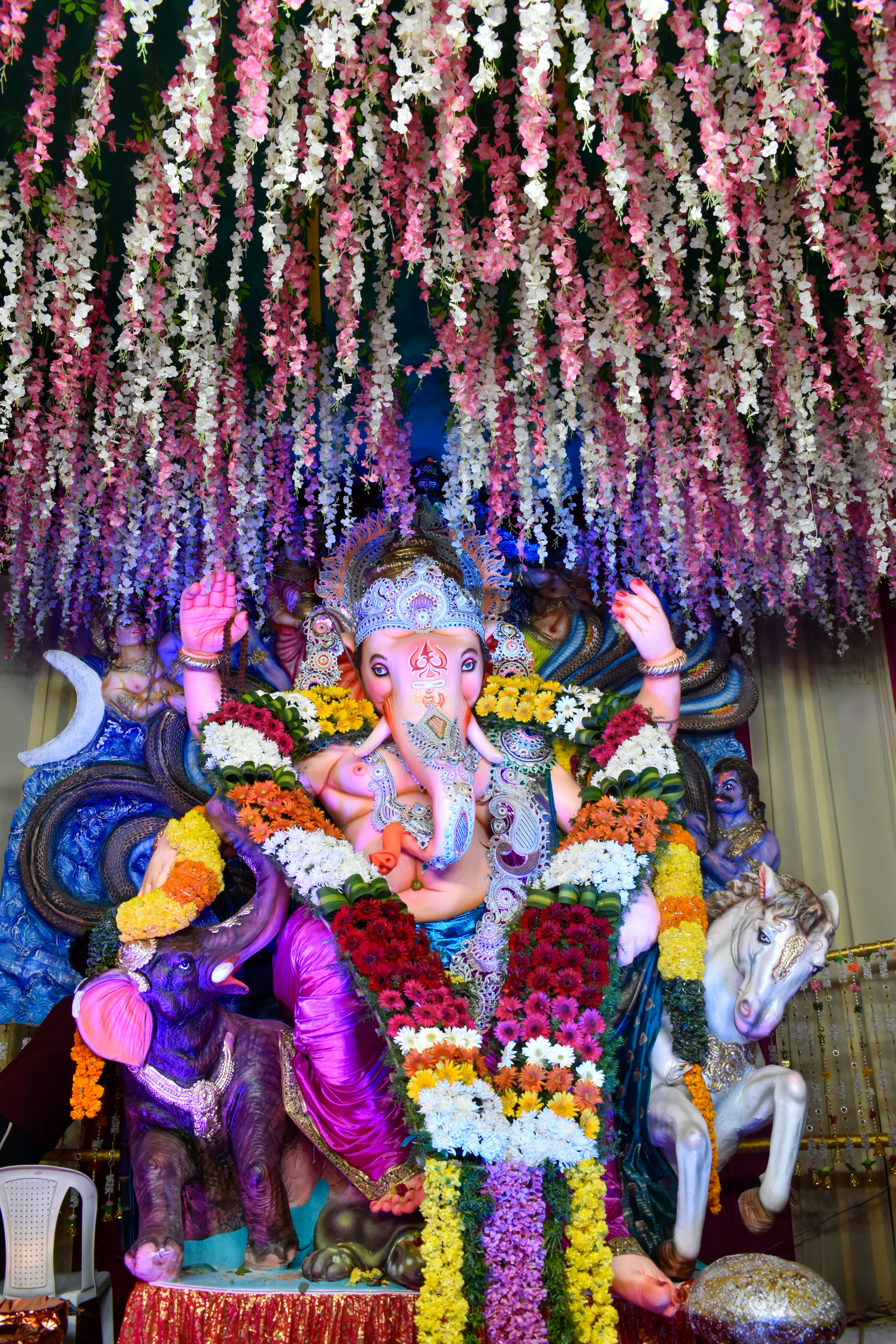 Eine Statue eines Gottes, umgeben von Blumen