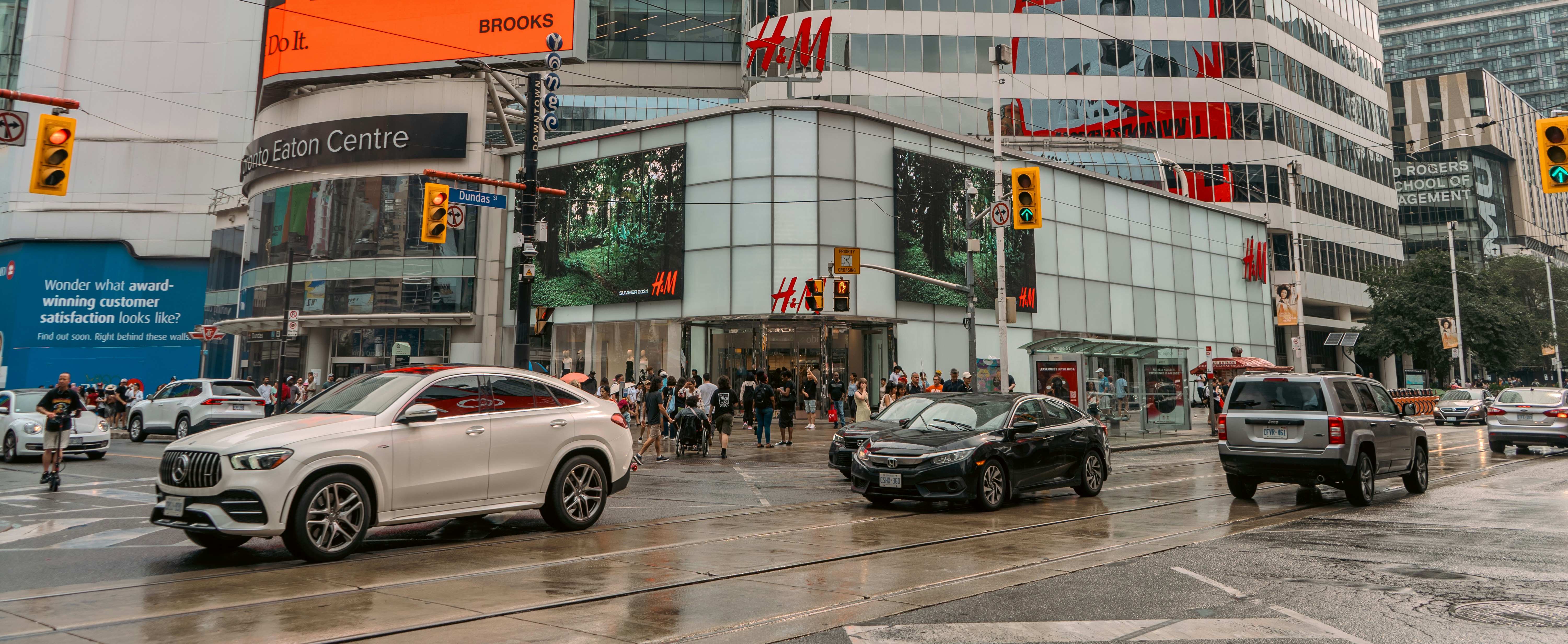 A city street filled with lots of traffic next to tall buildings