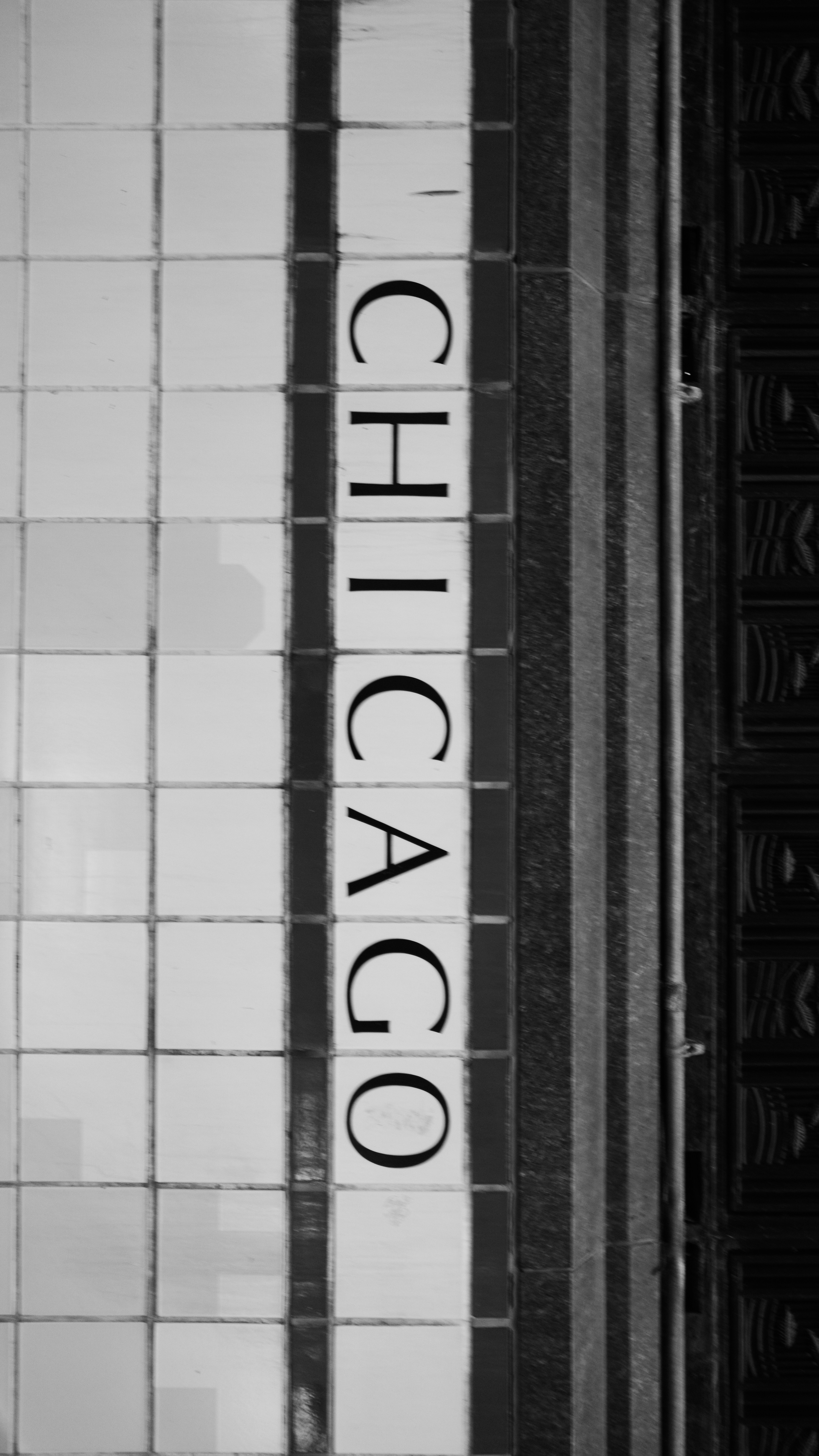 Une photo en noir et blanc d’un panneau de métro de Chicago