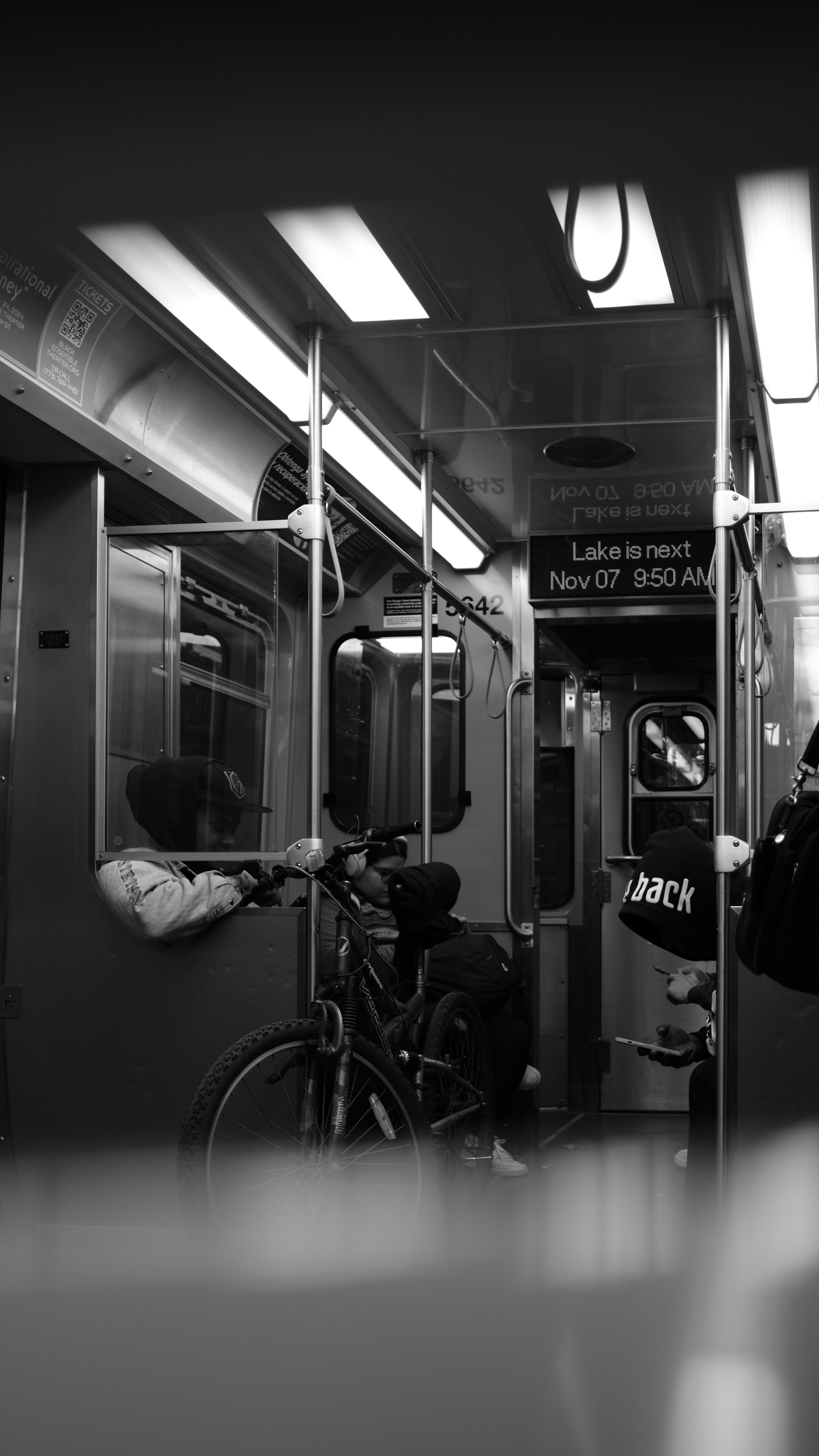 Une photo en noir et blanc d’un wagon de métro