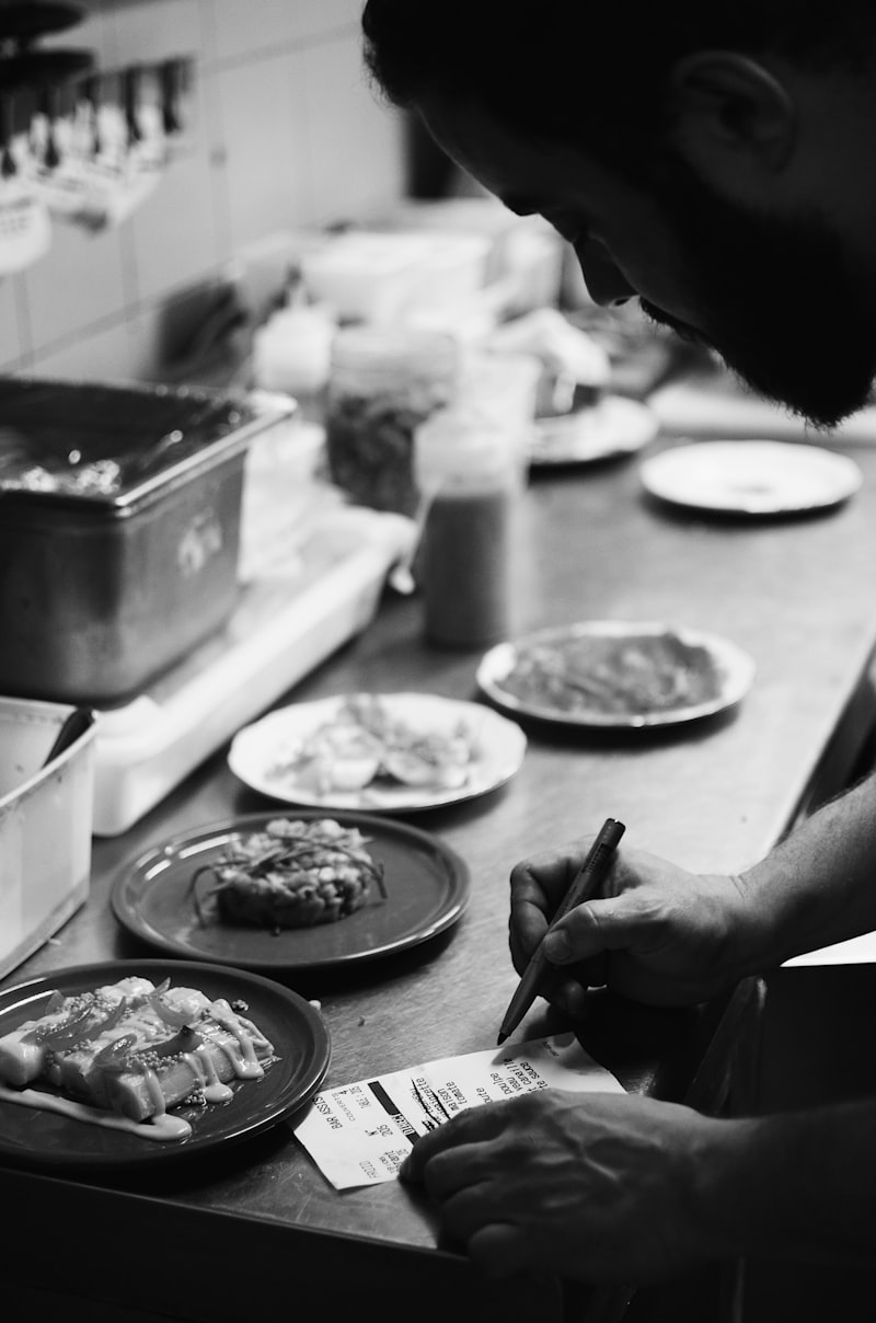 Personne qui note une recette en cuisine