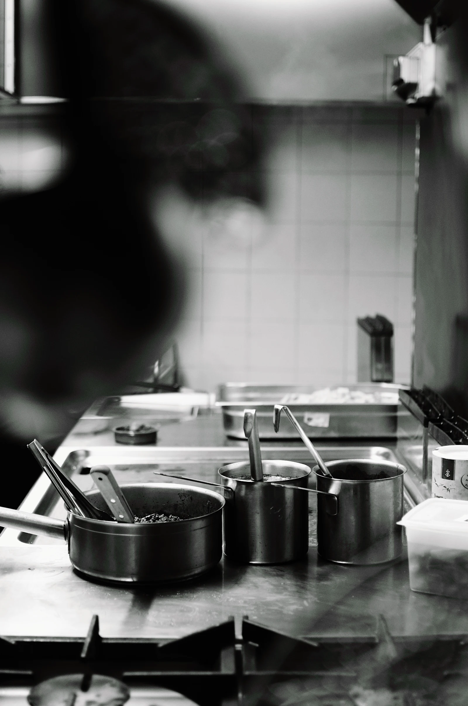 Extraction hood above a cooking range in a commercial kitchen