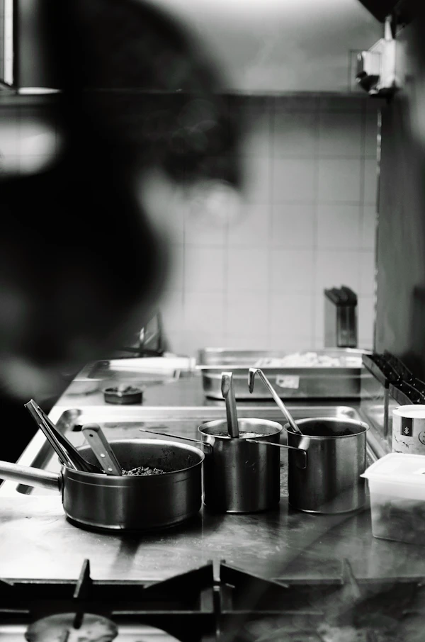 Profesional trabajando junto a una superficie de preparación