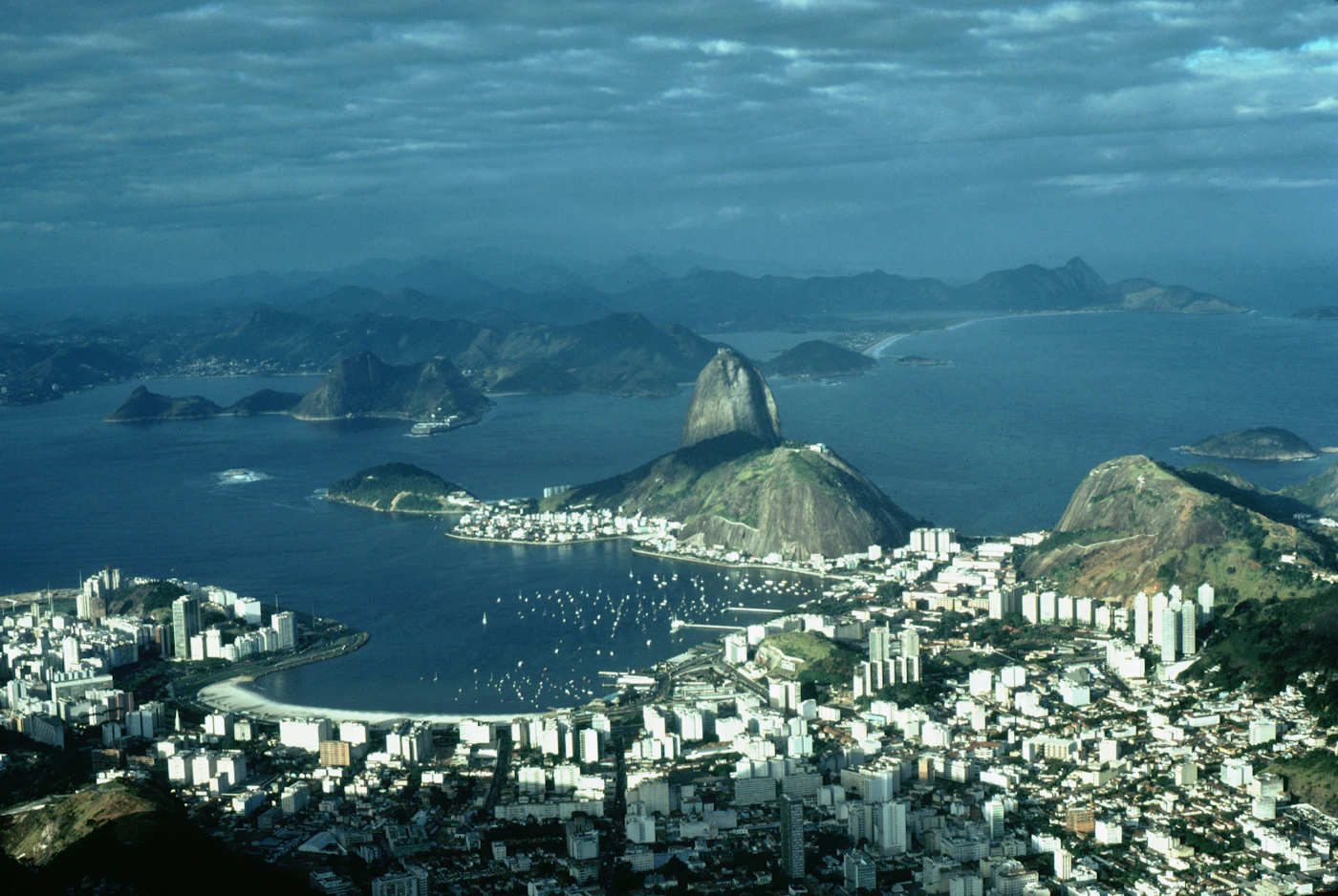 Vista de Río de Janeiro desde el cerro del Corcovado sobre la ciudad y la bahía, Brasil