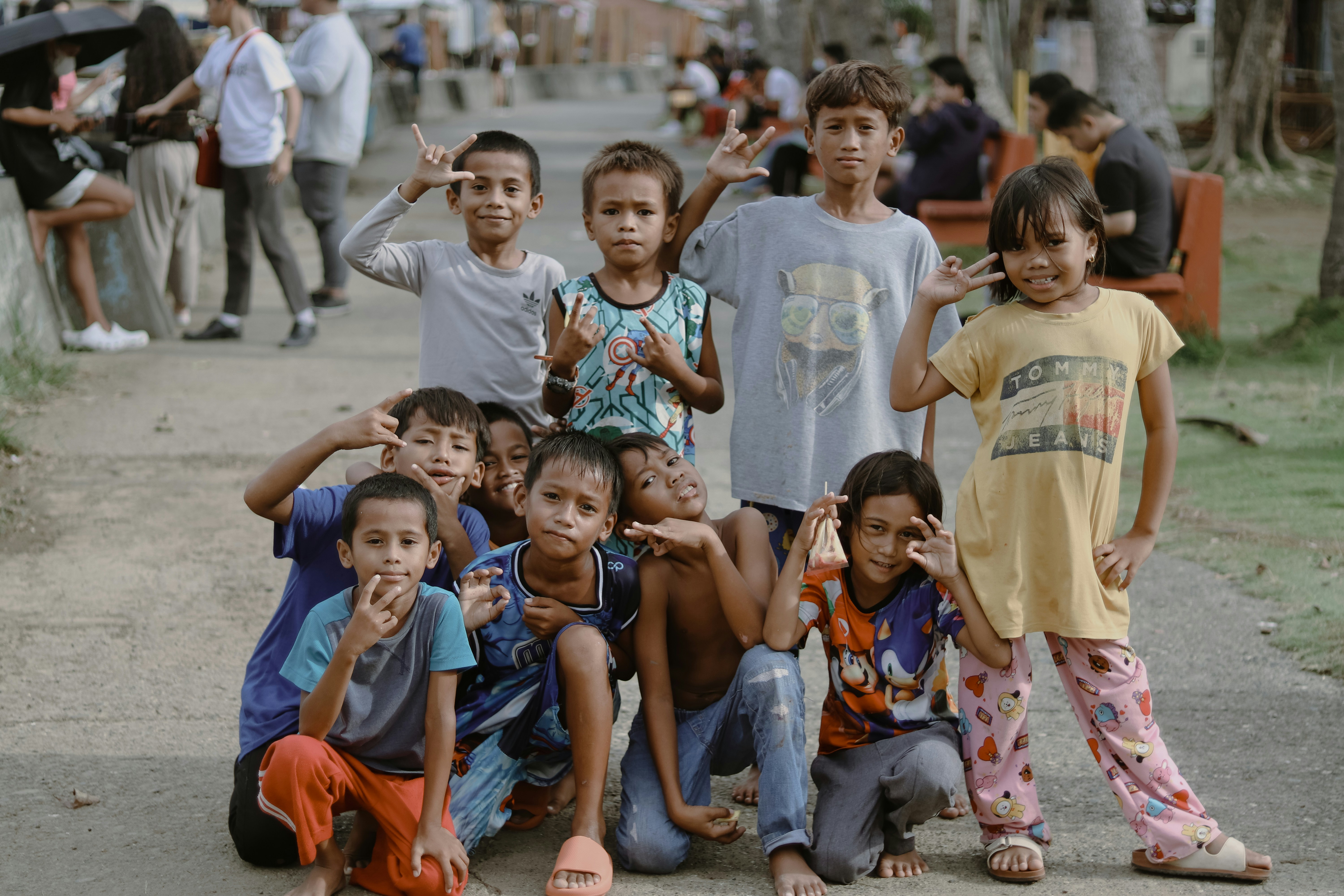 Sekelompok anak-anak berpose untuk berfoto