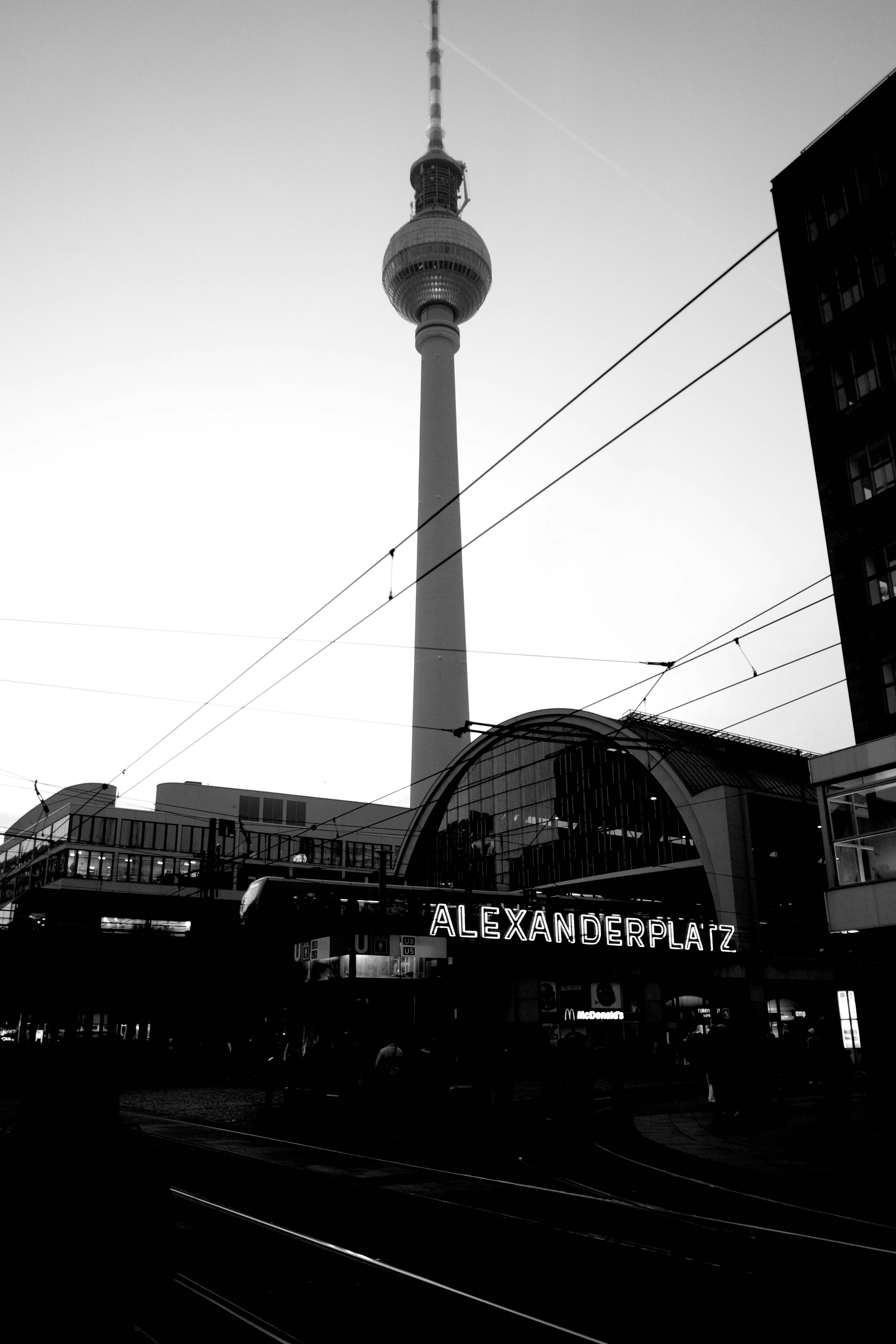 Ein Schwarz-Weiß-Foto eines Bahnhofs