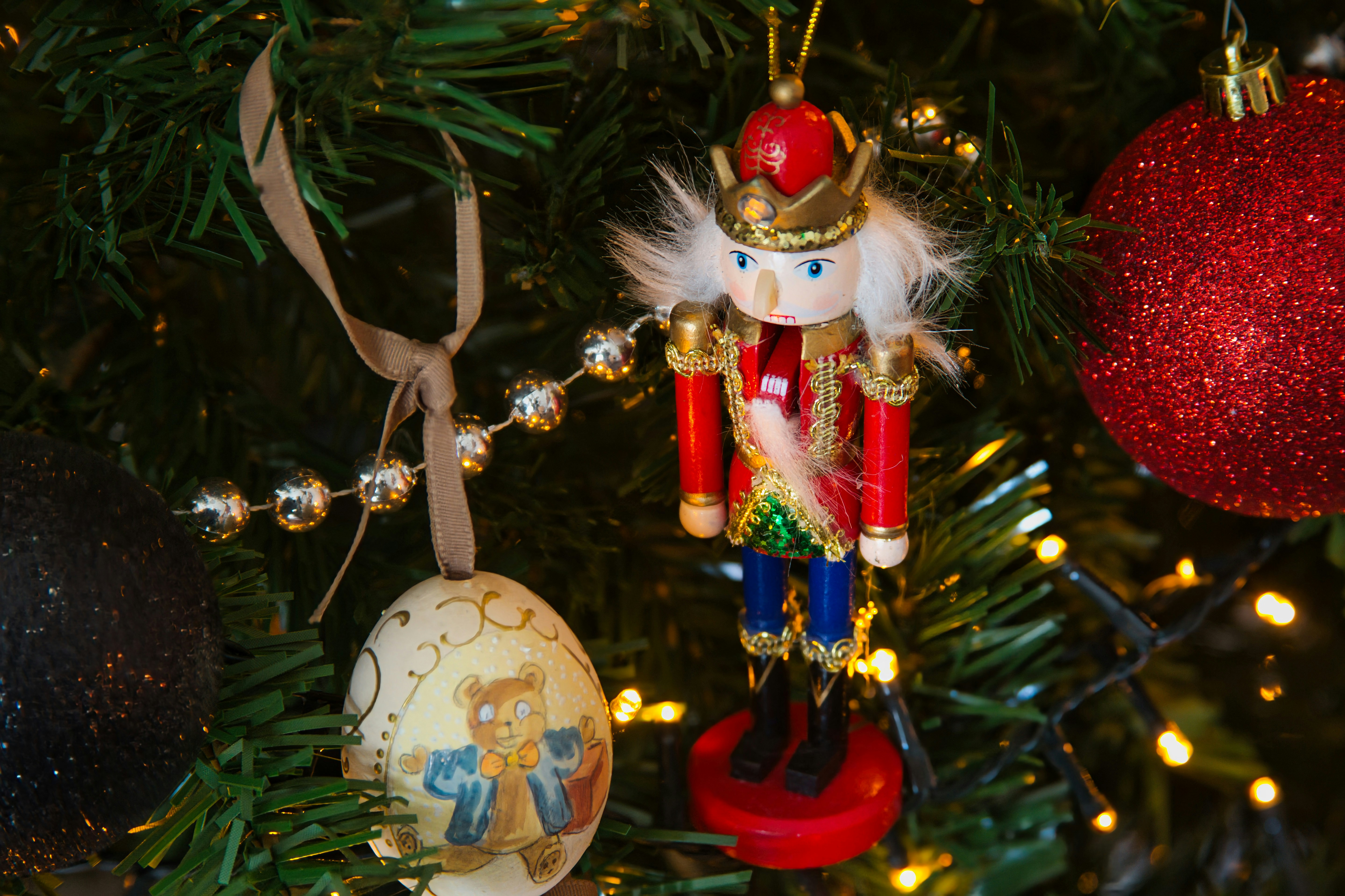 Un adorno de cascanueces que cuelga de un árbol de Navidad