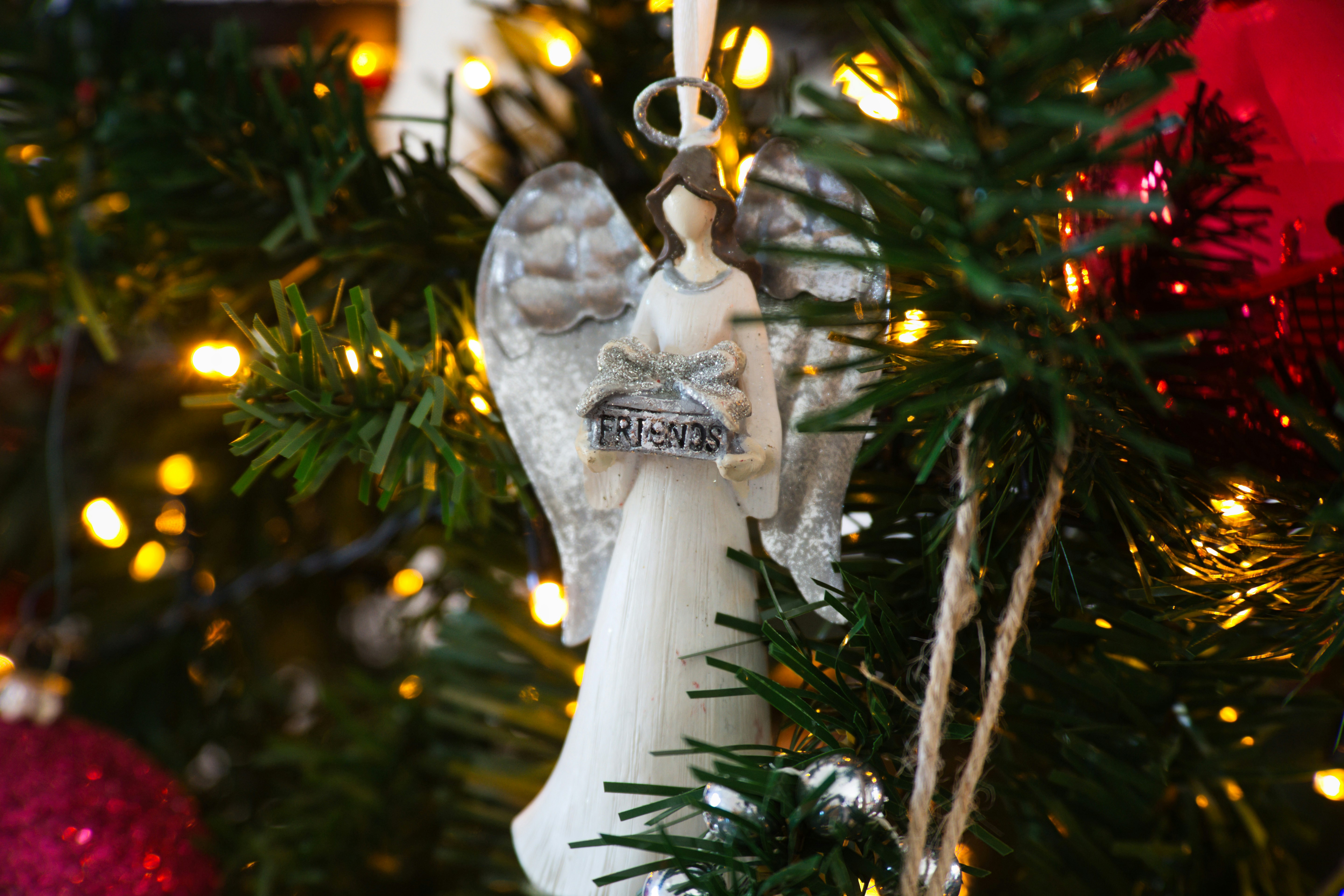 Un adorno de ángel que cuelga de un árbol de Navidad