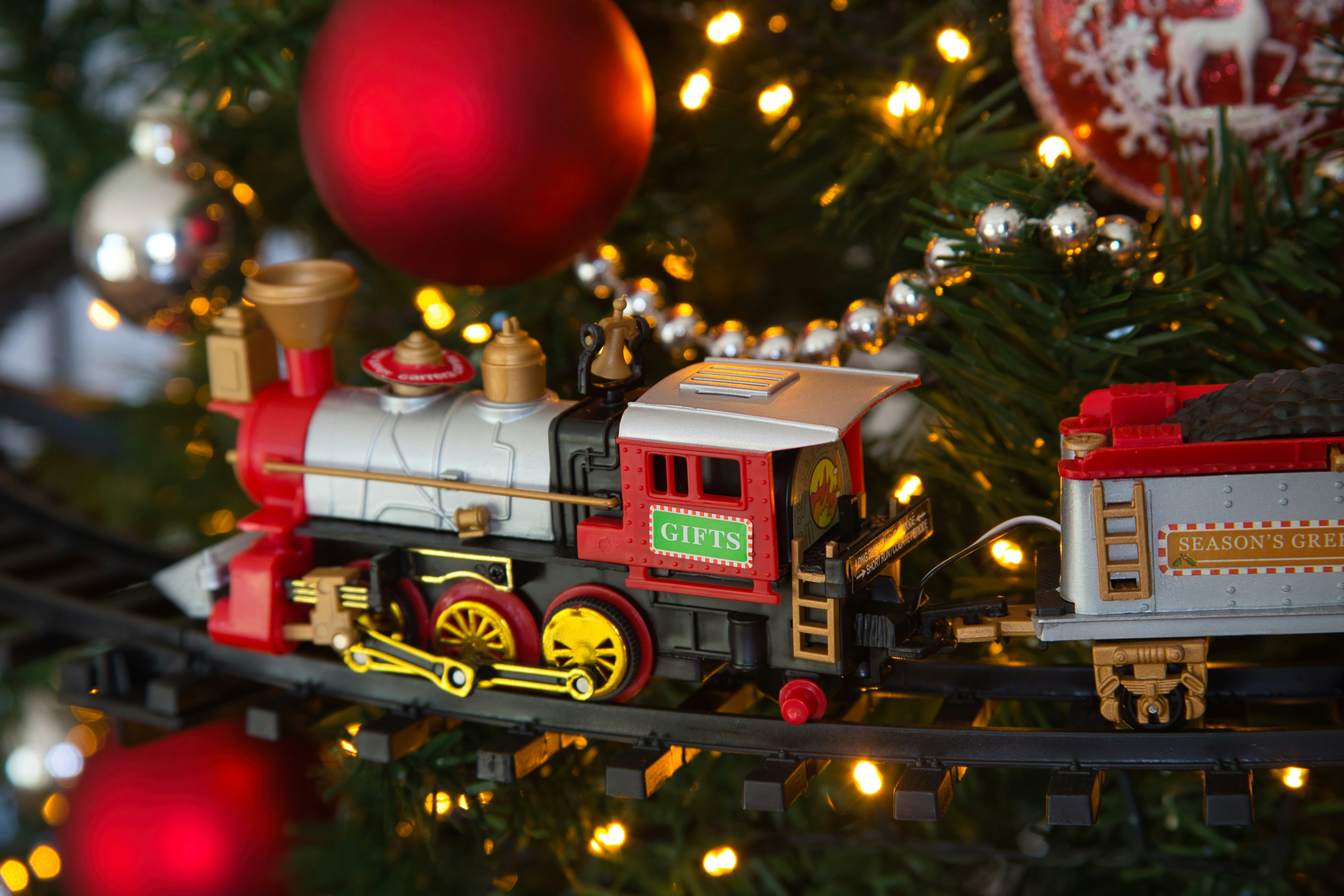 Un árbol de Navidad con un tren en él