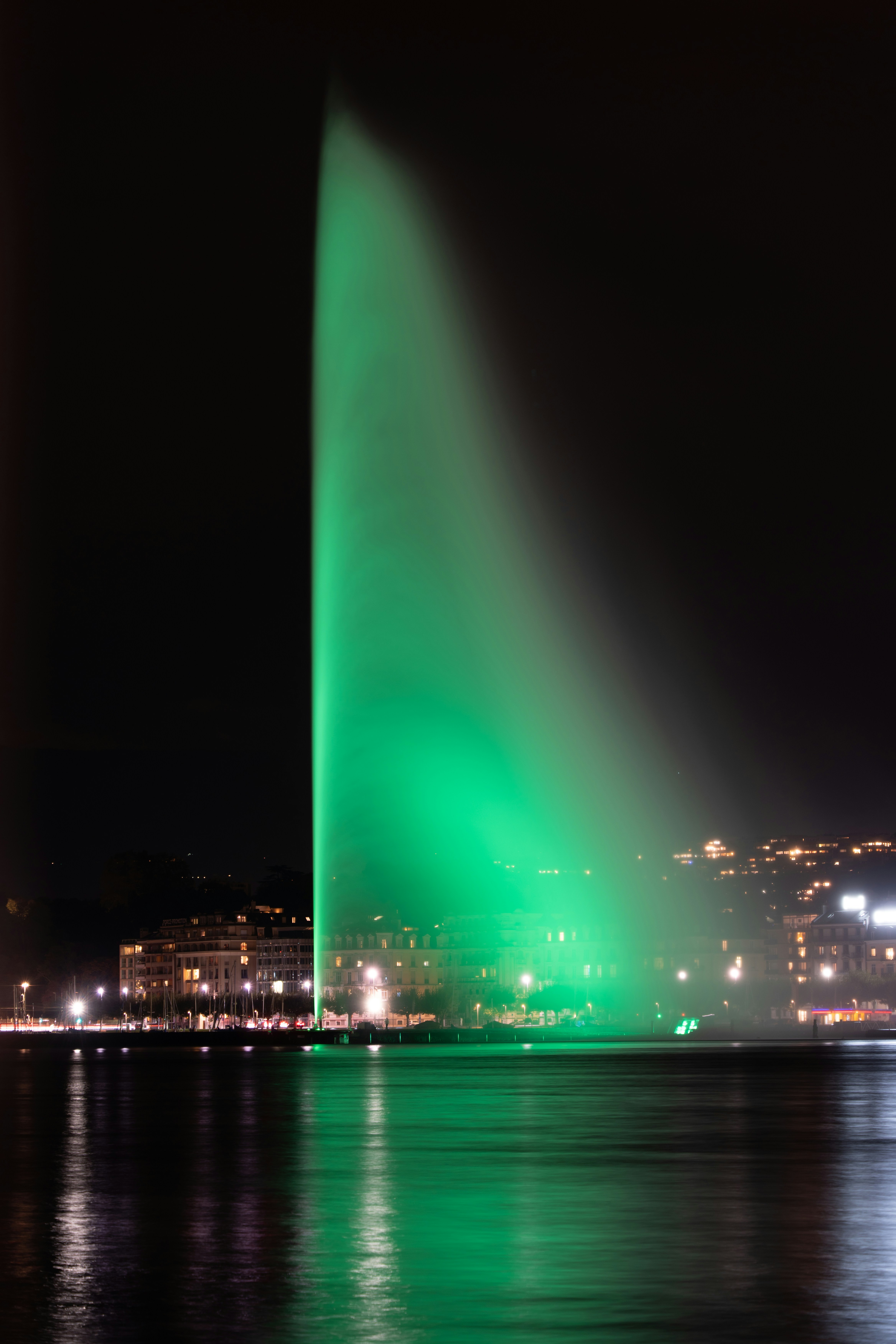 Una gran fuente de agua se iluminaba por la noche
