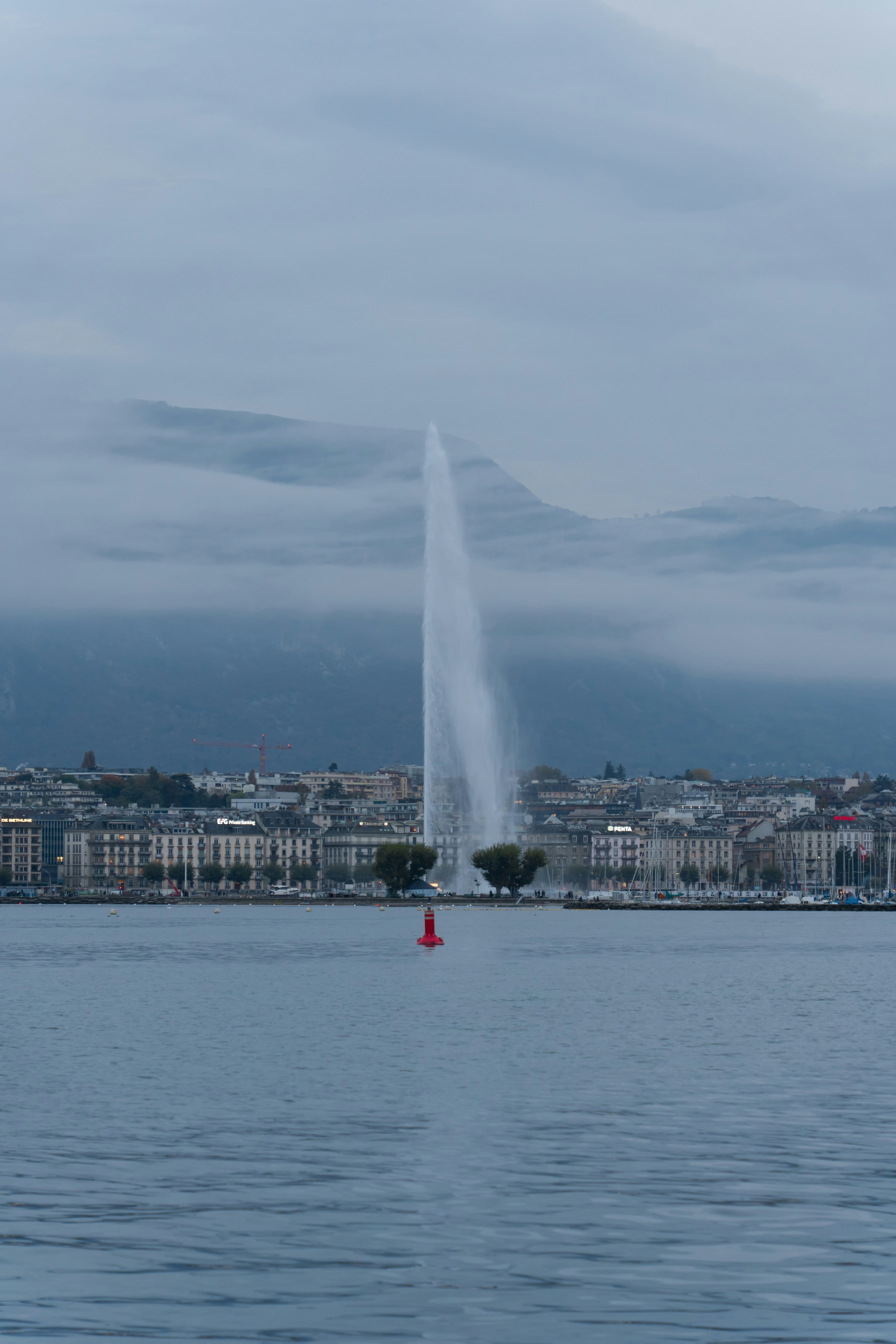 Una gran fuente que arroja agua al cielo