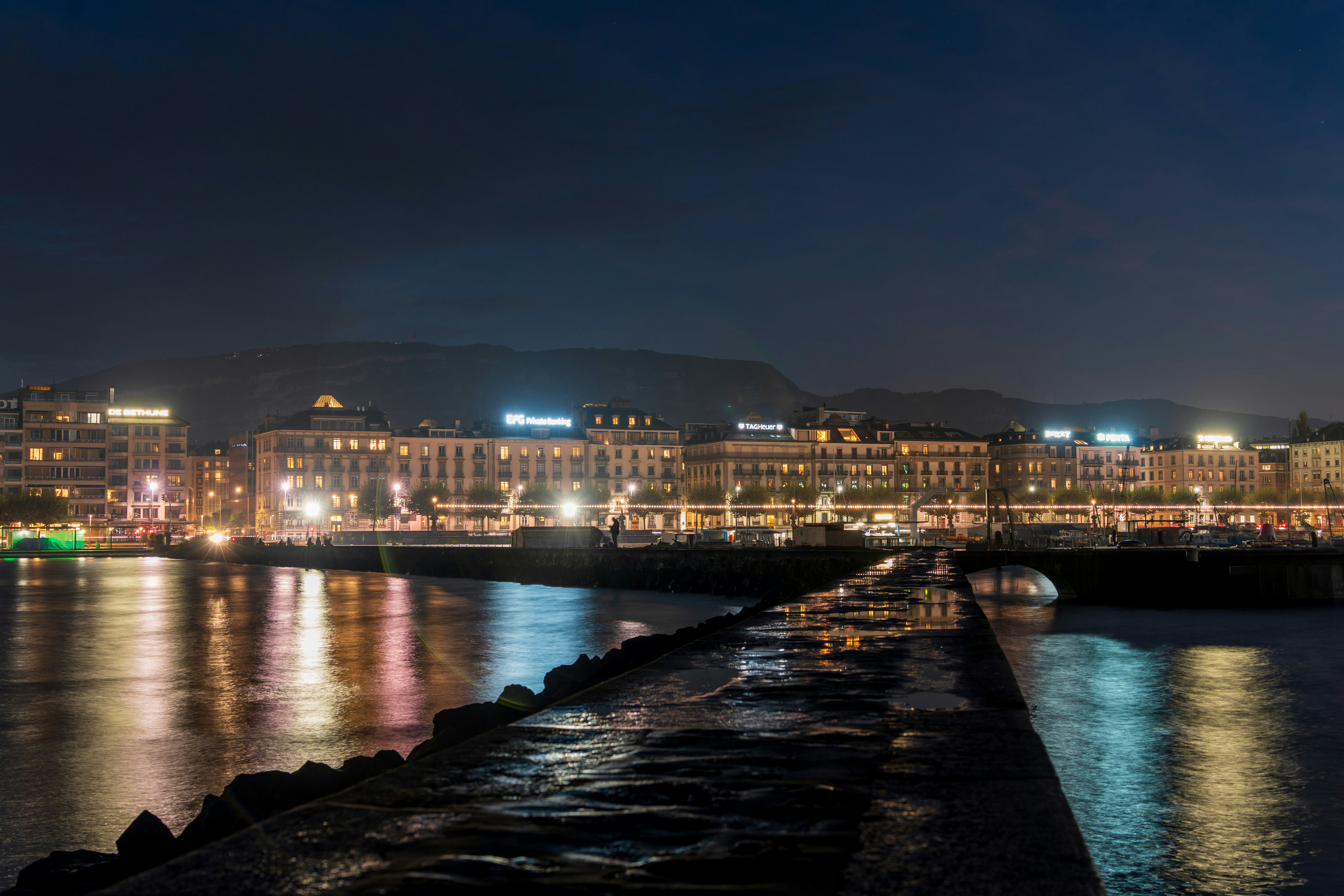 Una vista de una ciudad por la noche desde el otro lado del agua
