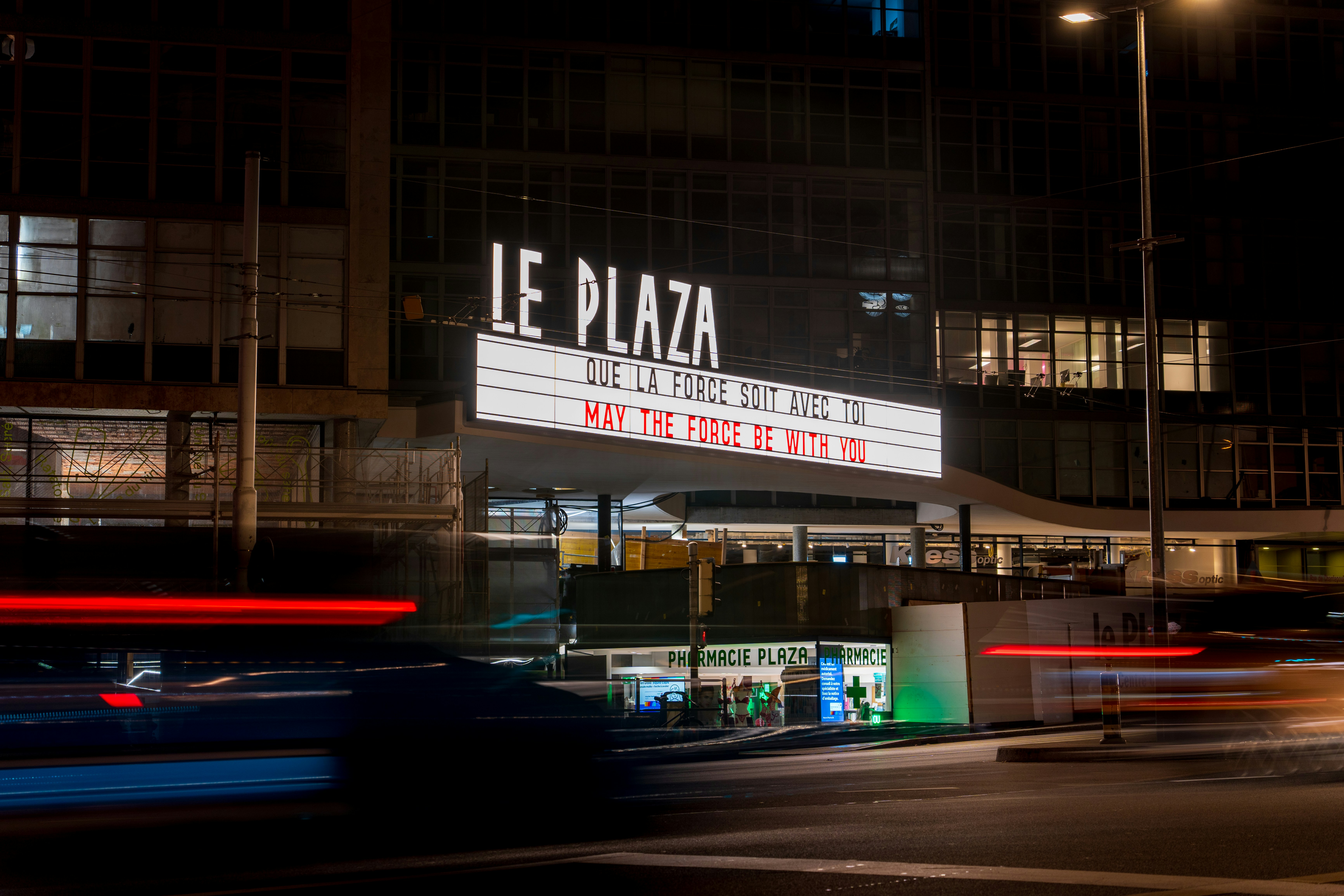 Un edificio con un letrero que dice le plaza