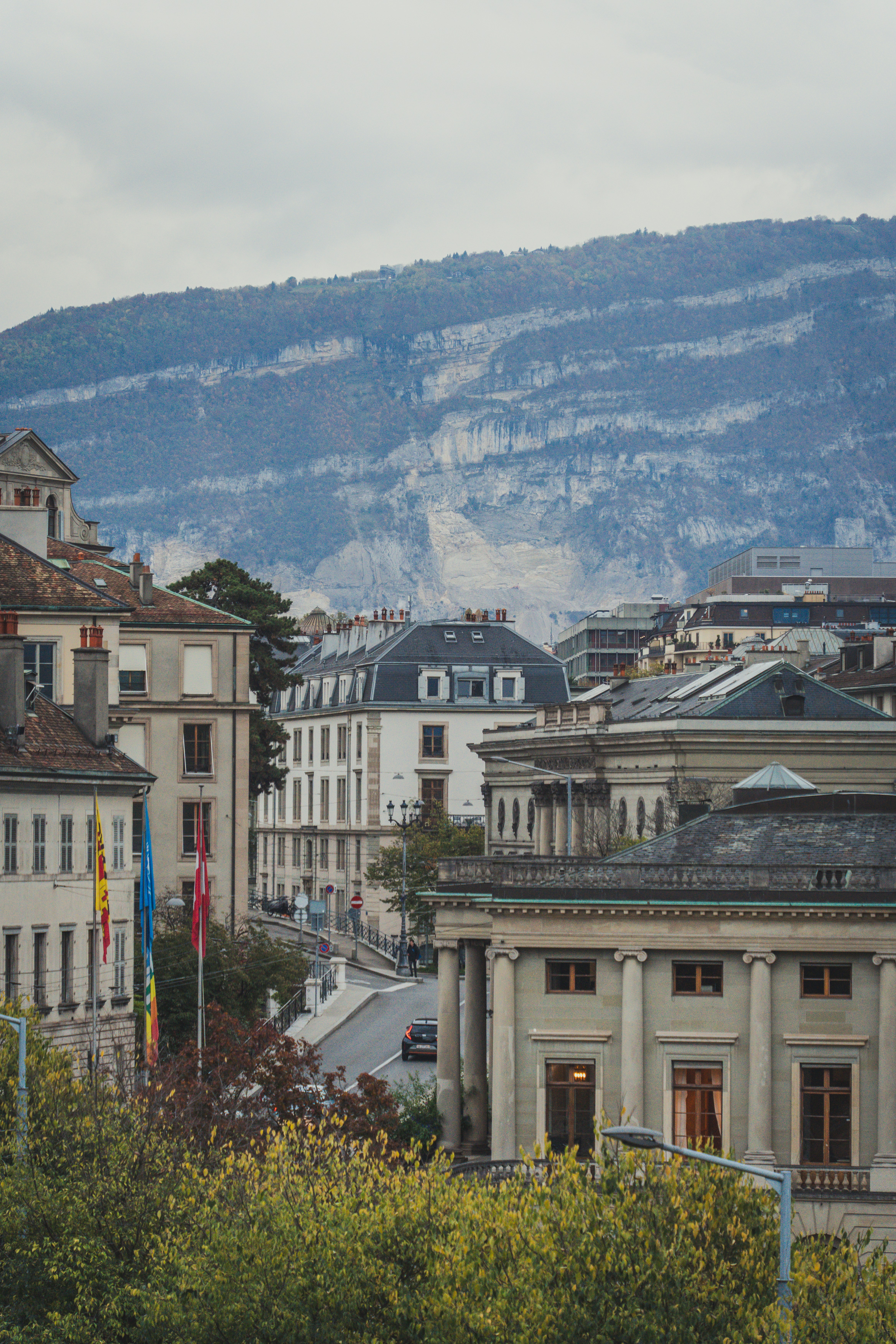 La veduta di una città con le montagne sullo sfondo