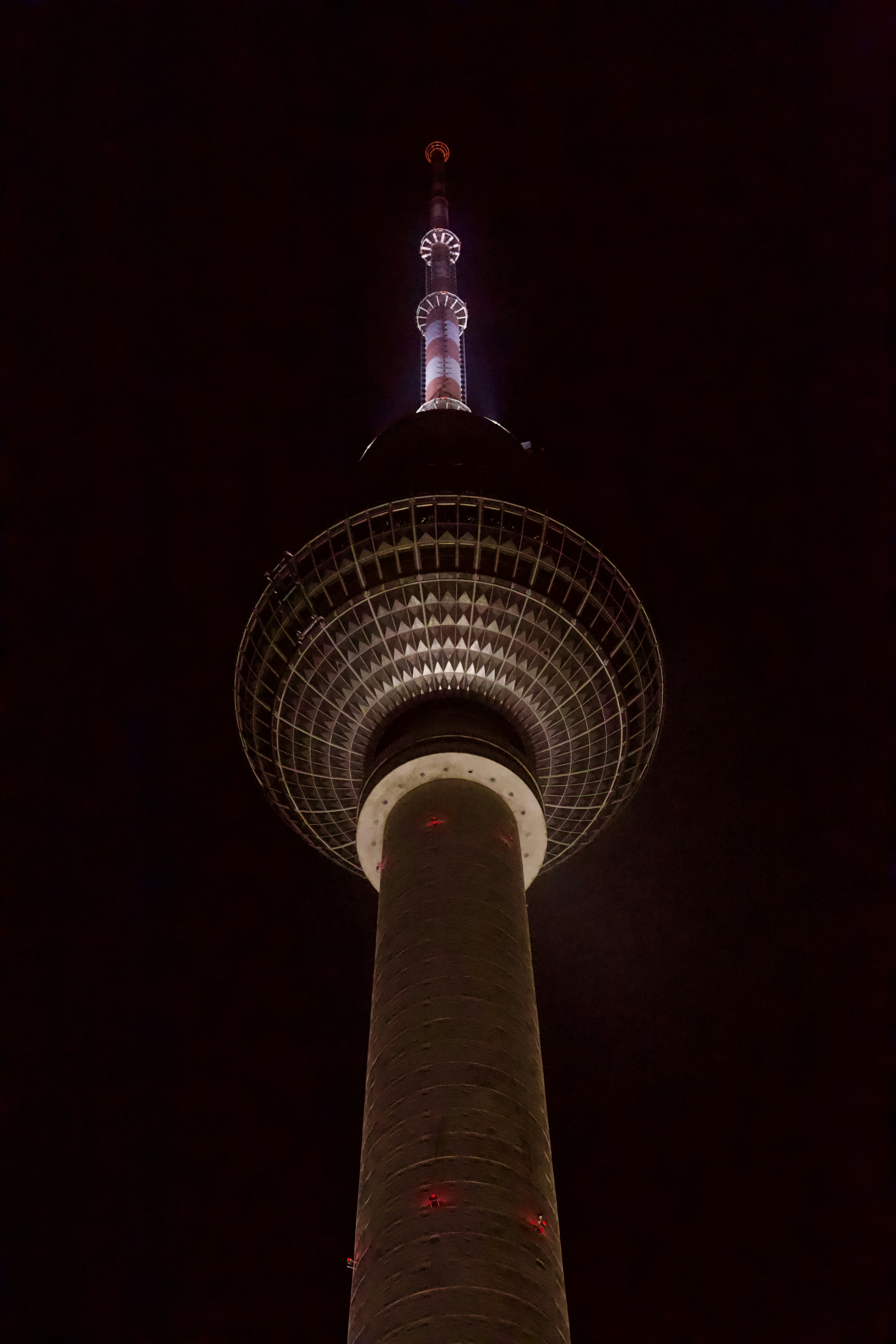 Ein hoher Lichtmast, der nachts beleuchtet wird