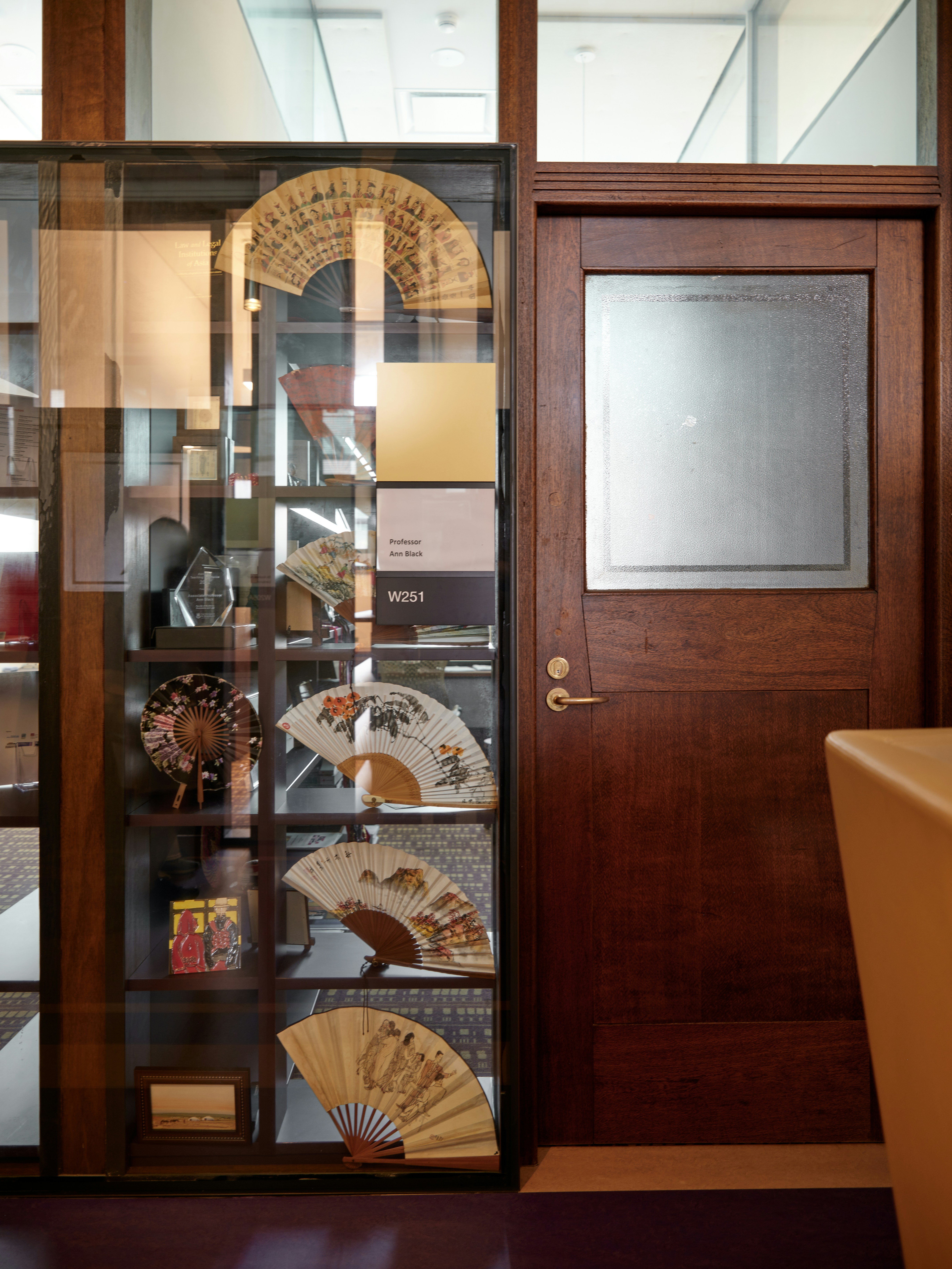 Modern kitchen with <a href=www.hikinglass.com target='_blank'><a href=https://www.hikinglass.com/Pattern-glass.html target='_blank'><a href=https://www.hikinglass.com/Pattern-glass.html target='_blank'>Reeded Glass</a></a> cabinet doors</a>