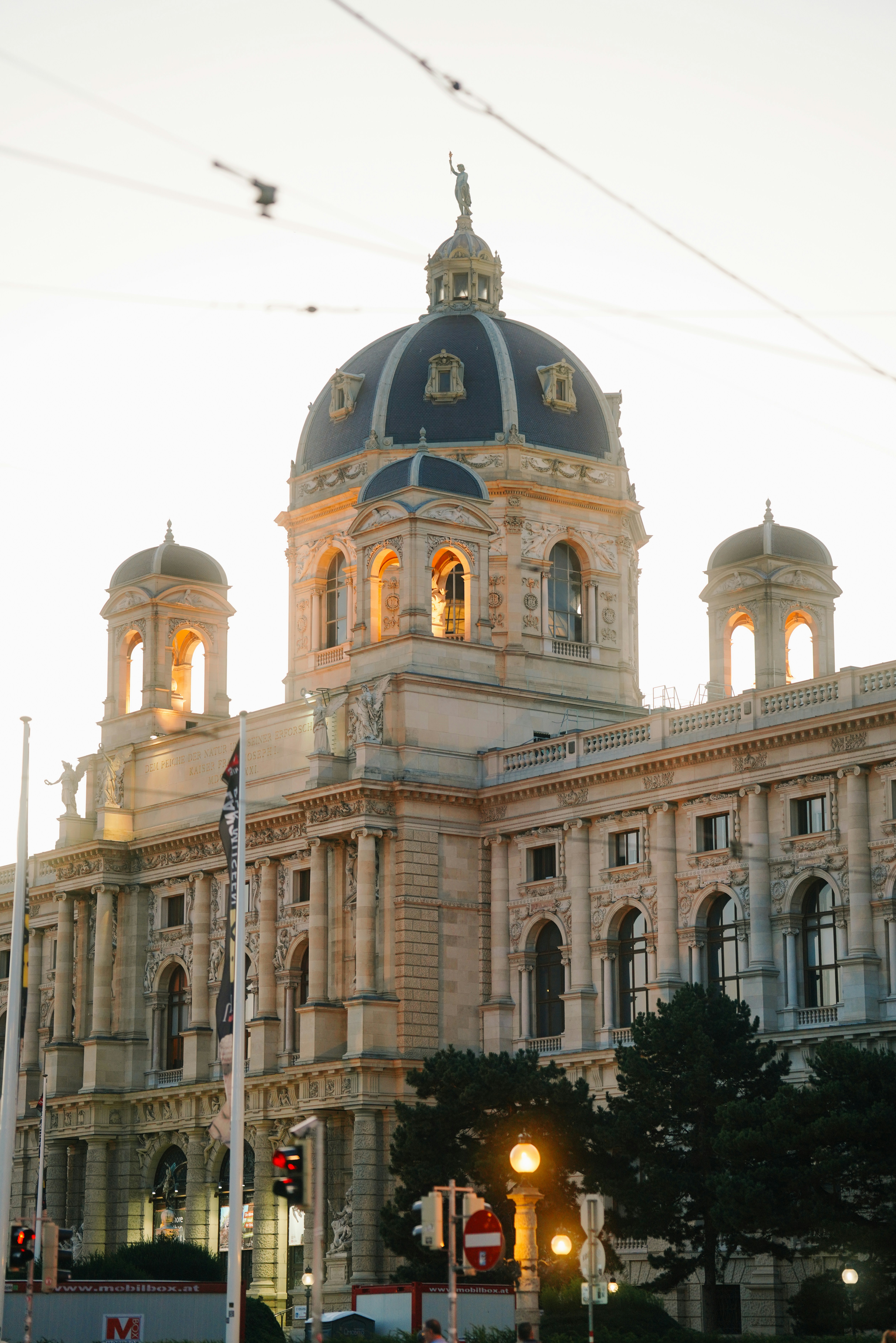 Un grande edificio con una cupola in cima