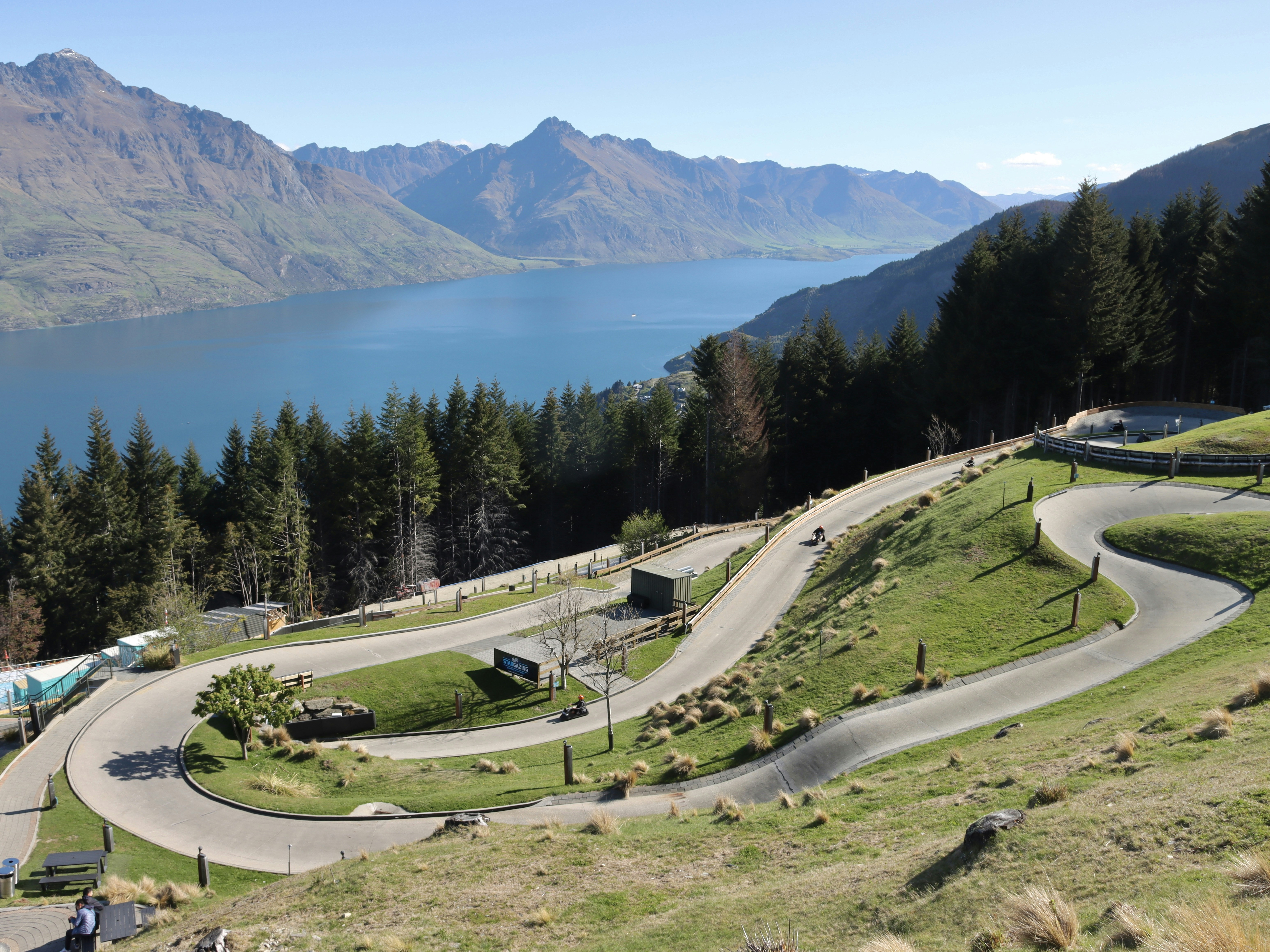 Une vue panoramique d’une route sinueuse dans les montagnes