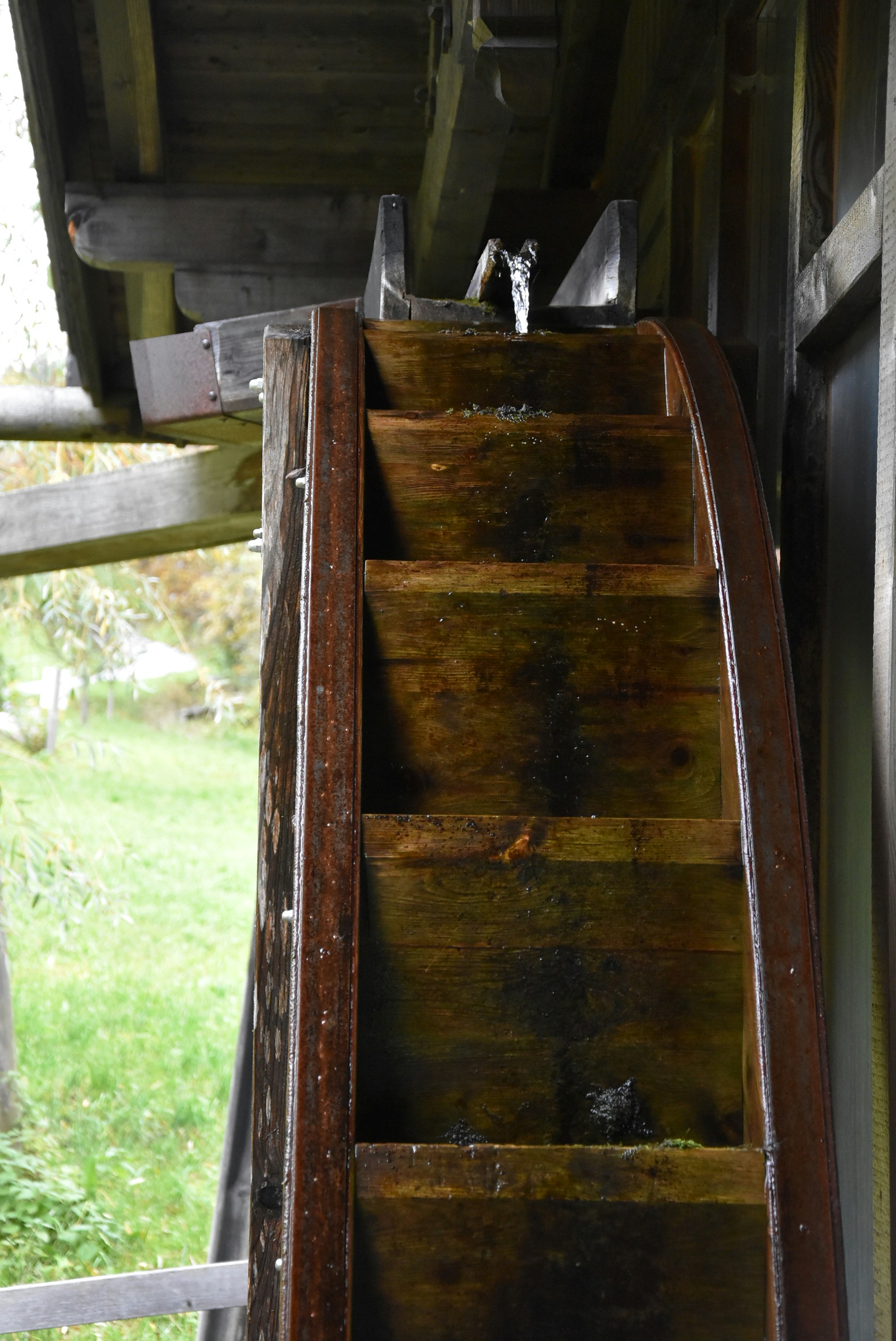 Ein Holzschlitten, der an der Seite eines Gebäudes sitzt