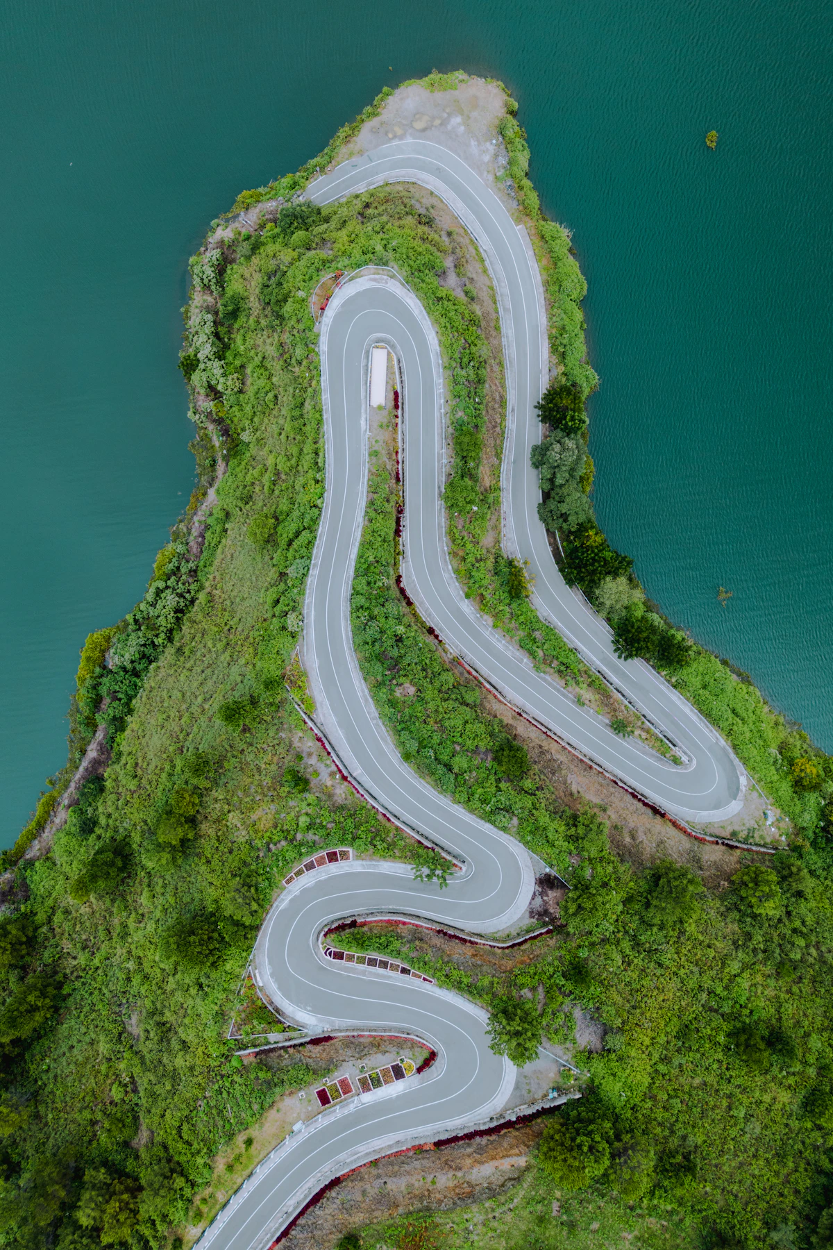 Jalan berkelok di tepi danau