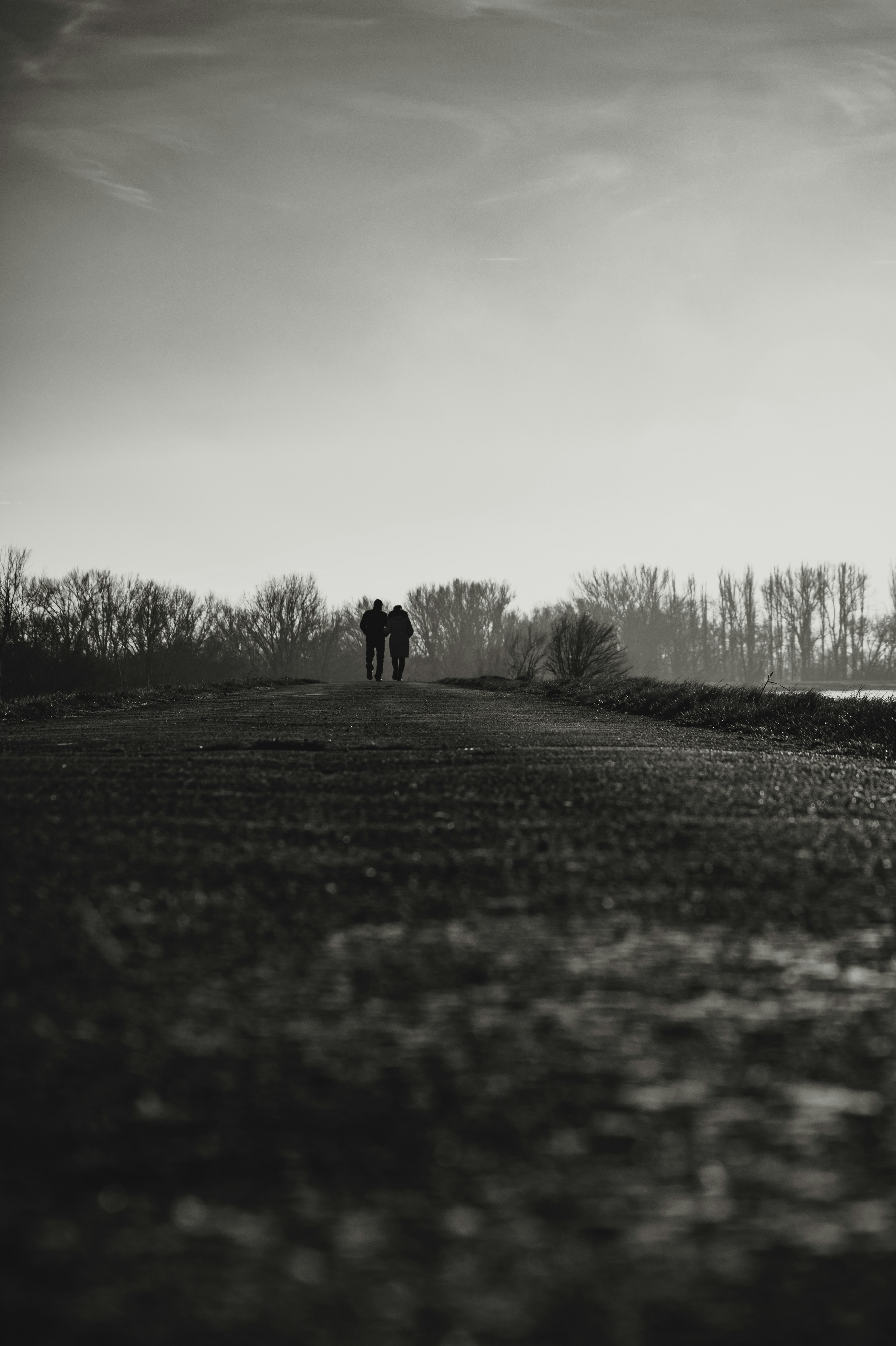 Copppia che cammina lungo la strada