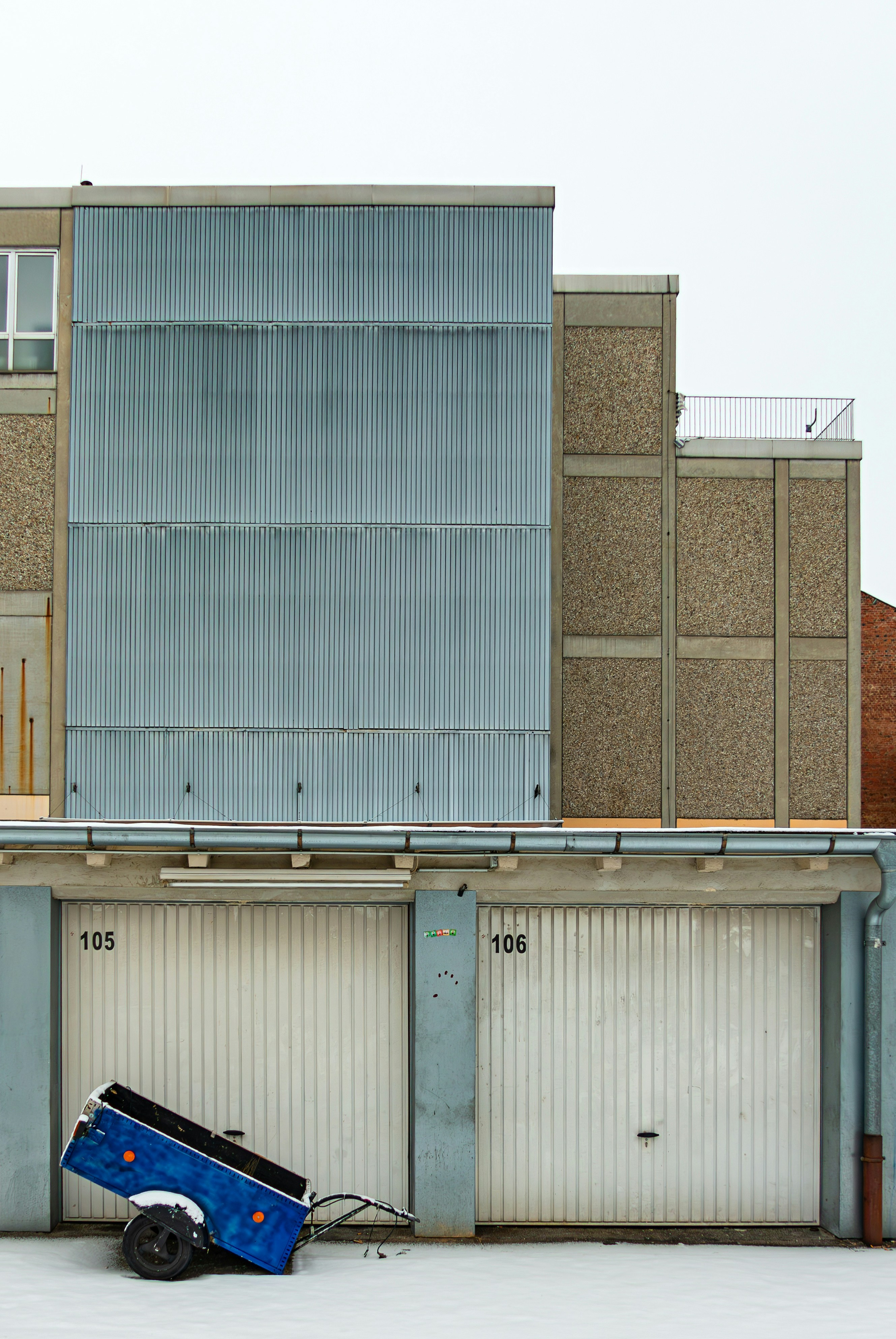 Ein blauer Muldenkipper, der vor einem Gebäude geparkt ist
